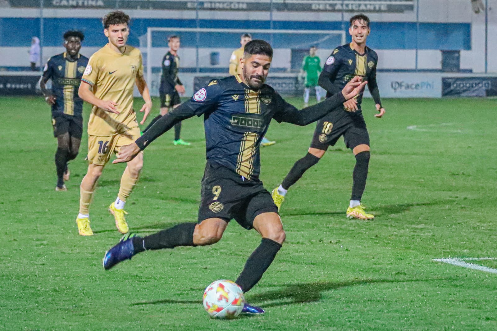 Carmona, jugador del Intercity, conduce el balón frente al Barça Atlètic