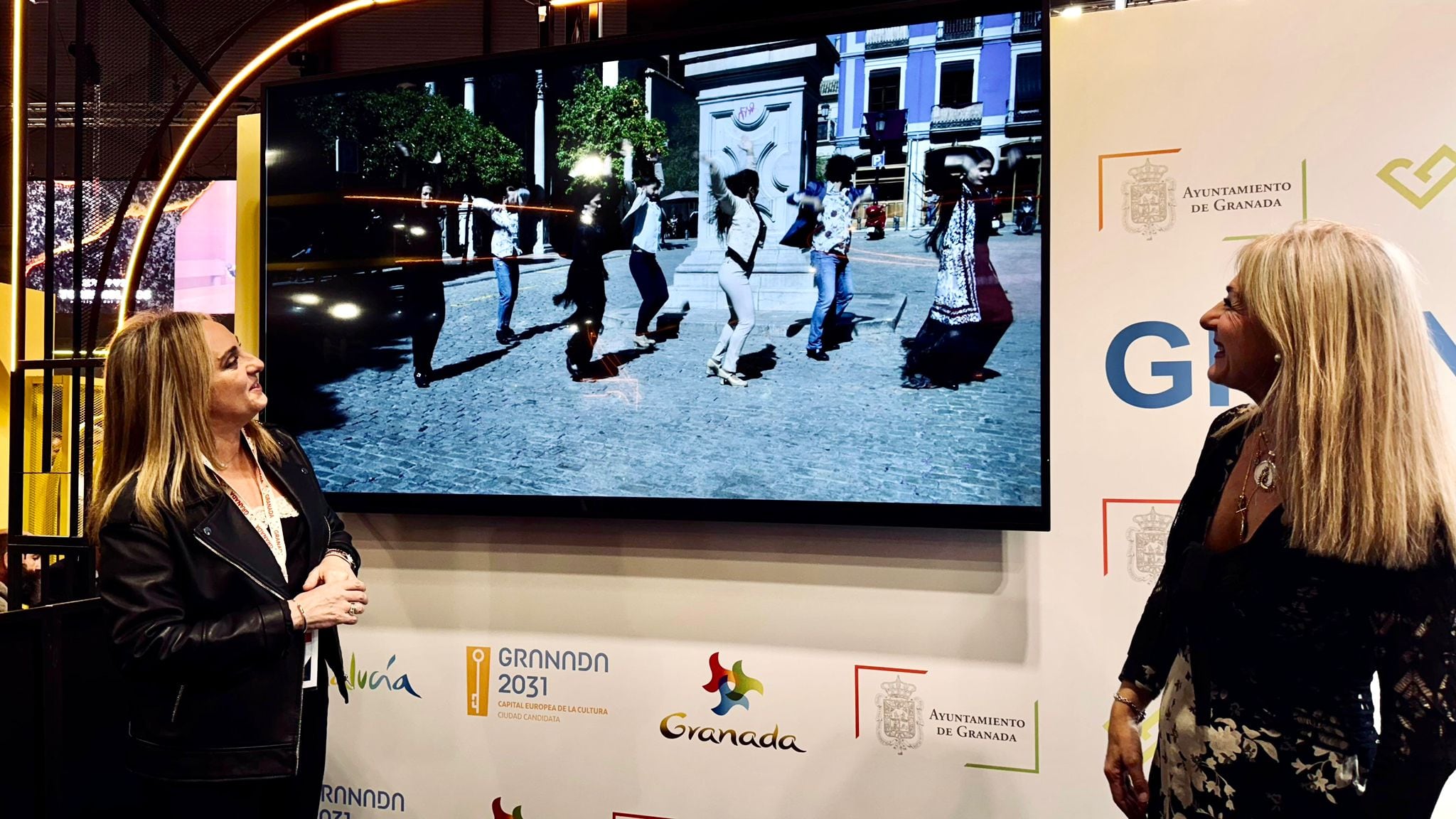 La alcaldesa de Granada, Marifrán Carazo, y la consejera de Cultura, Patricina del Pozo, en la presentación de la Bienal de Flamenco de Granada en Fitur