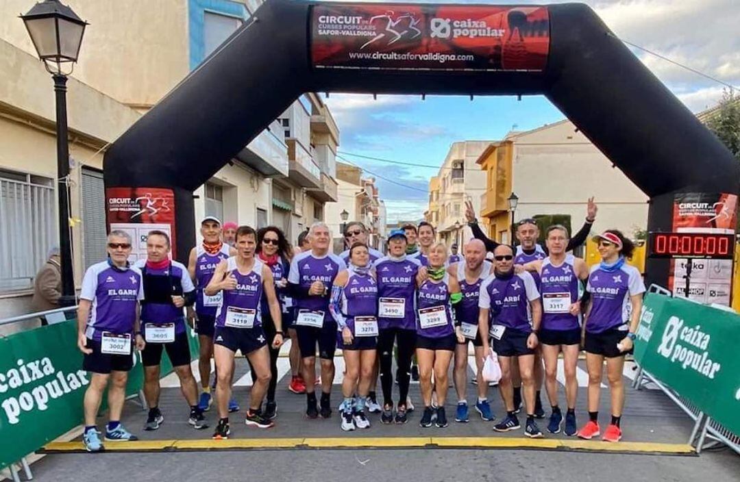 Integrantes del club morado en una carrera