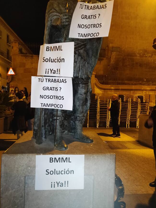 Integrantes de la Banda Municipal de Música se concentran a las puertas del ayuntamiento para exigir que se les pague