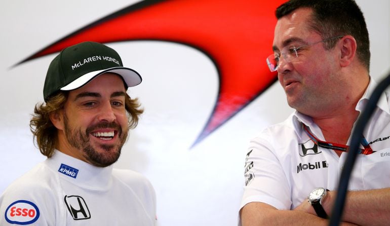 Fernando Alonso y Eric Boullier, en el GP de Rusia del año pasado.