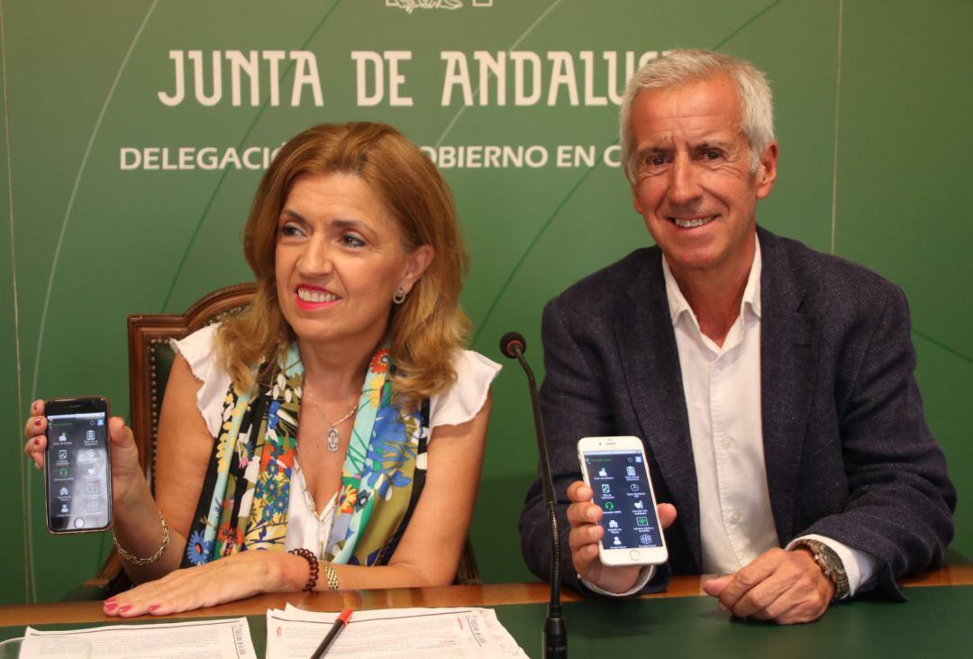 La delegada territorial de Salud y Familias en Córdoba, María Jesús Botella; junto al director del servicio &#039;Salud Responde&#039; de la Junta de Andalucía. 