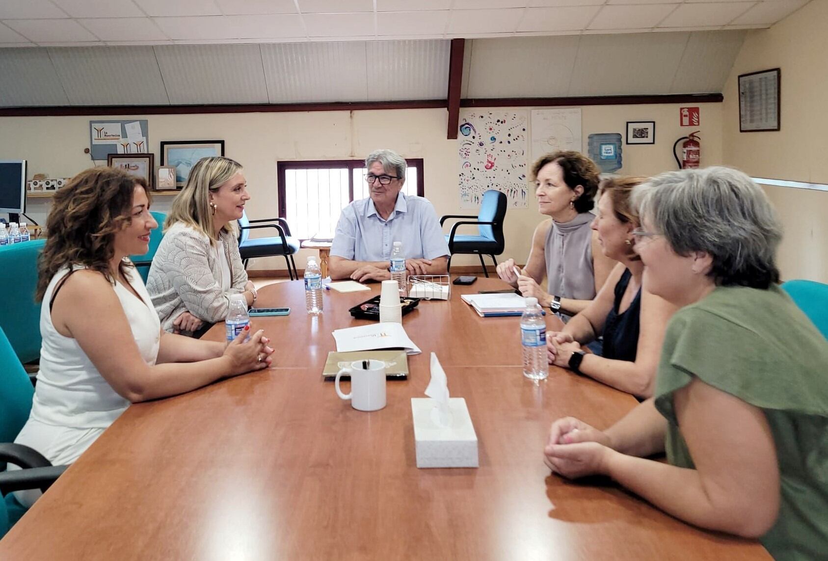 La consejera de Política Social, Familias e Igualdad, Conchita Ruiz, durante su visita a las instalaciones del Colectivo La Huertecica.