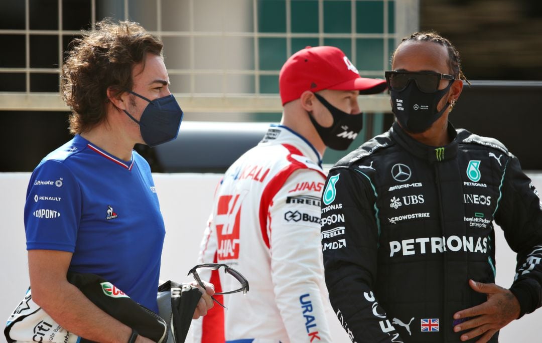 Fernando Alonso charlando con Lewis Hamilton el pasado 12 de marzo