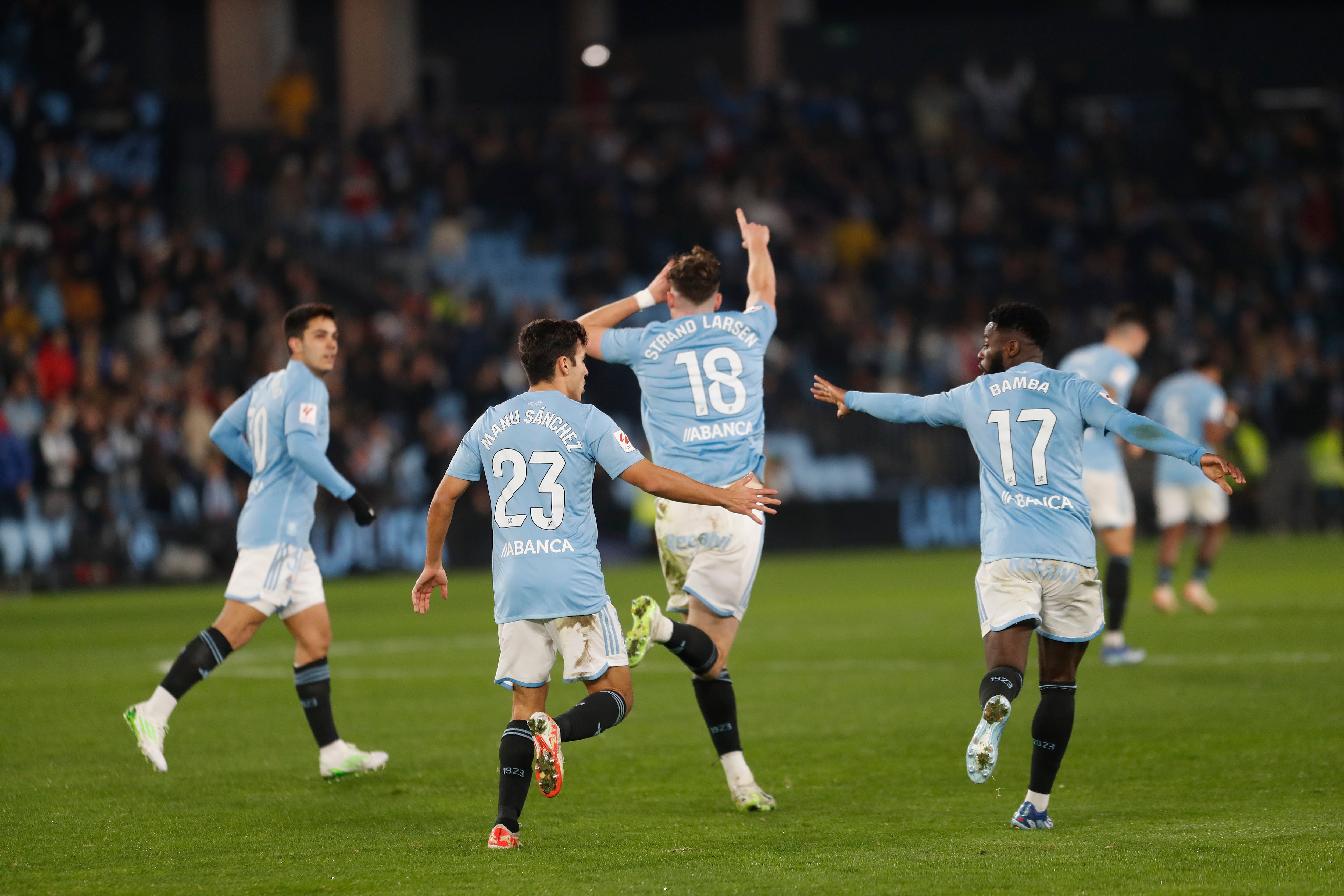 VIGO (PONTEVEDRA), 04/12/2023.- El delantero del Celta Jorgen Strand Larsen (2-d) celebra tras marcar ante el Cádiz, durante el parido de Liga en Primera División que Celta de Vigo y Cádiz CF disputan hoy lunes en el estadio de Balaídos, en Vigo. EFE/Salvador Sas
