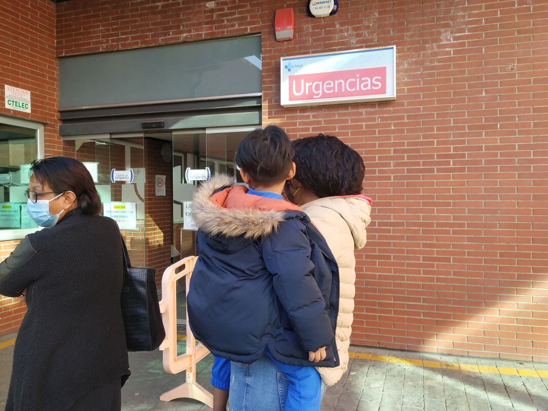 Pacientes sorianos esperando en la calle