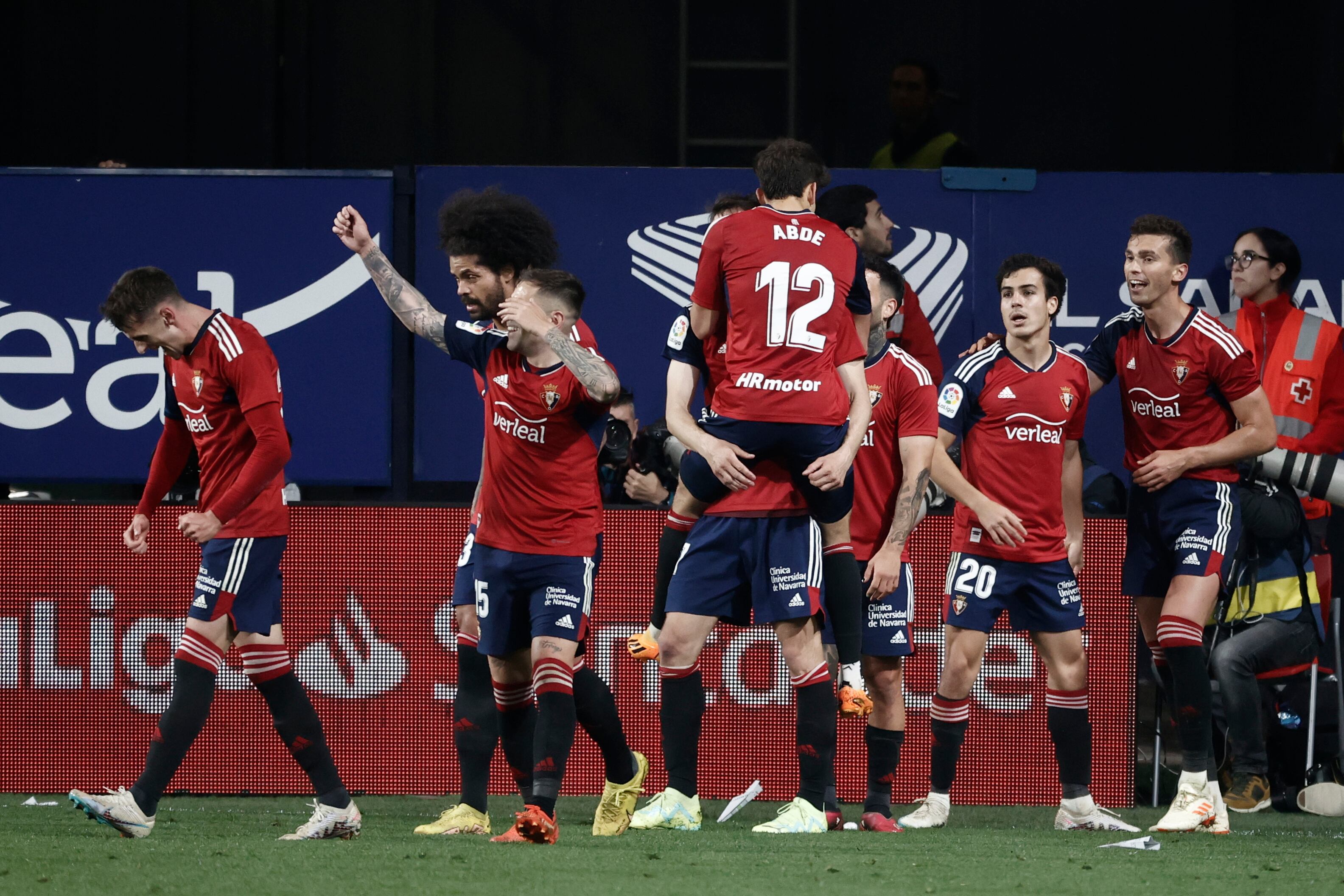 Los jugadores de Osasuna celebran el gol de Lucas Torró, segundo del equipo frente al Athletic, durante el partido de la jornada 36 de LaLiga que Osasuna y Athletic de Bilbao han disputado este jueves en el estadio de El Sadar, en Pamplona.