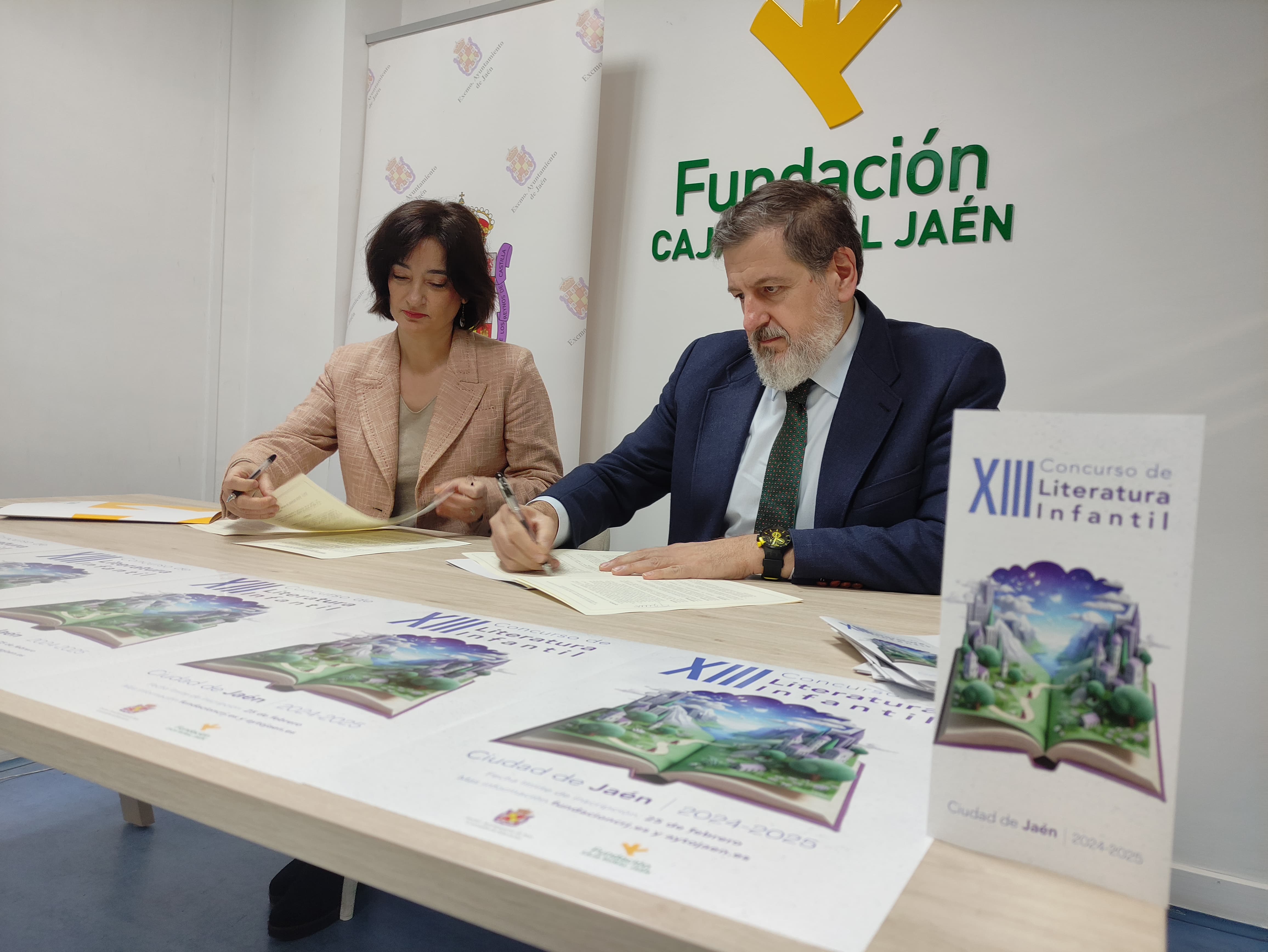 La concejala de Educación del Ayuntamiento de Jaén, Eva Funes, y el gerente de la Fundación Caja Rural de Jaén, José Luis García-Lomas.