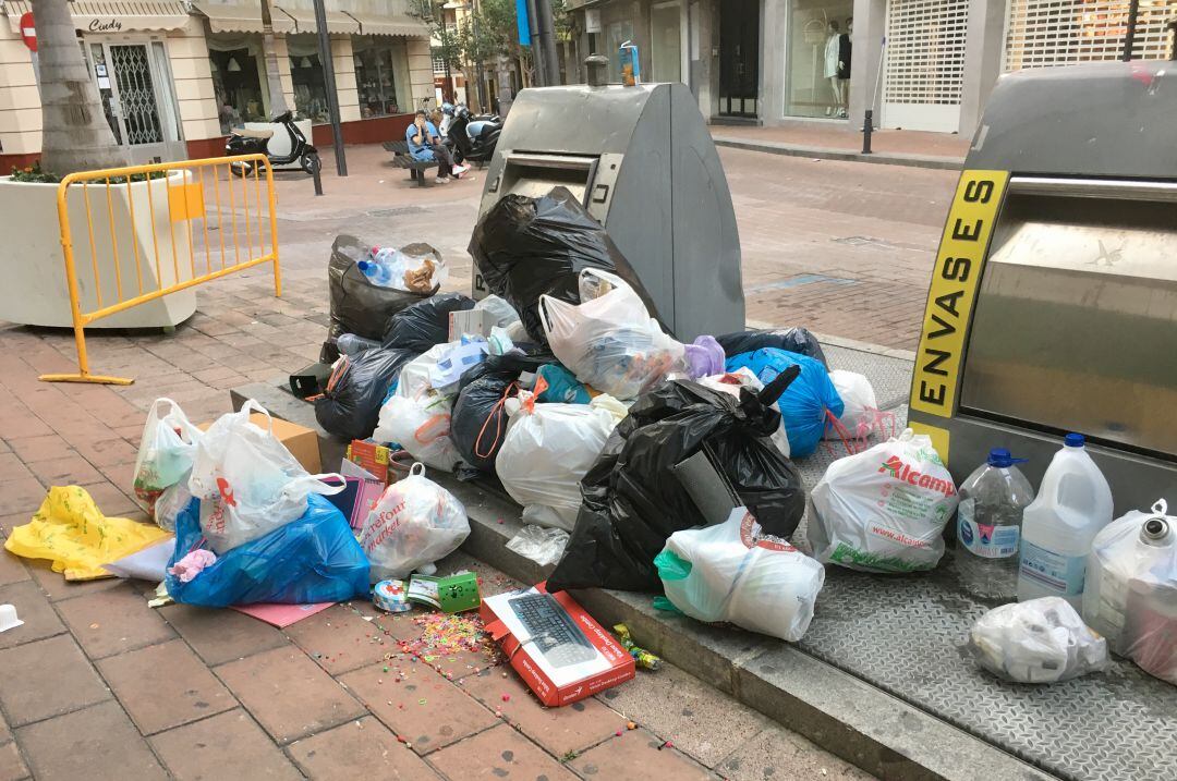 Basura acumulada en los contenedores de Motril después de dos días sin realizar el servicio de recogida