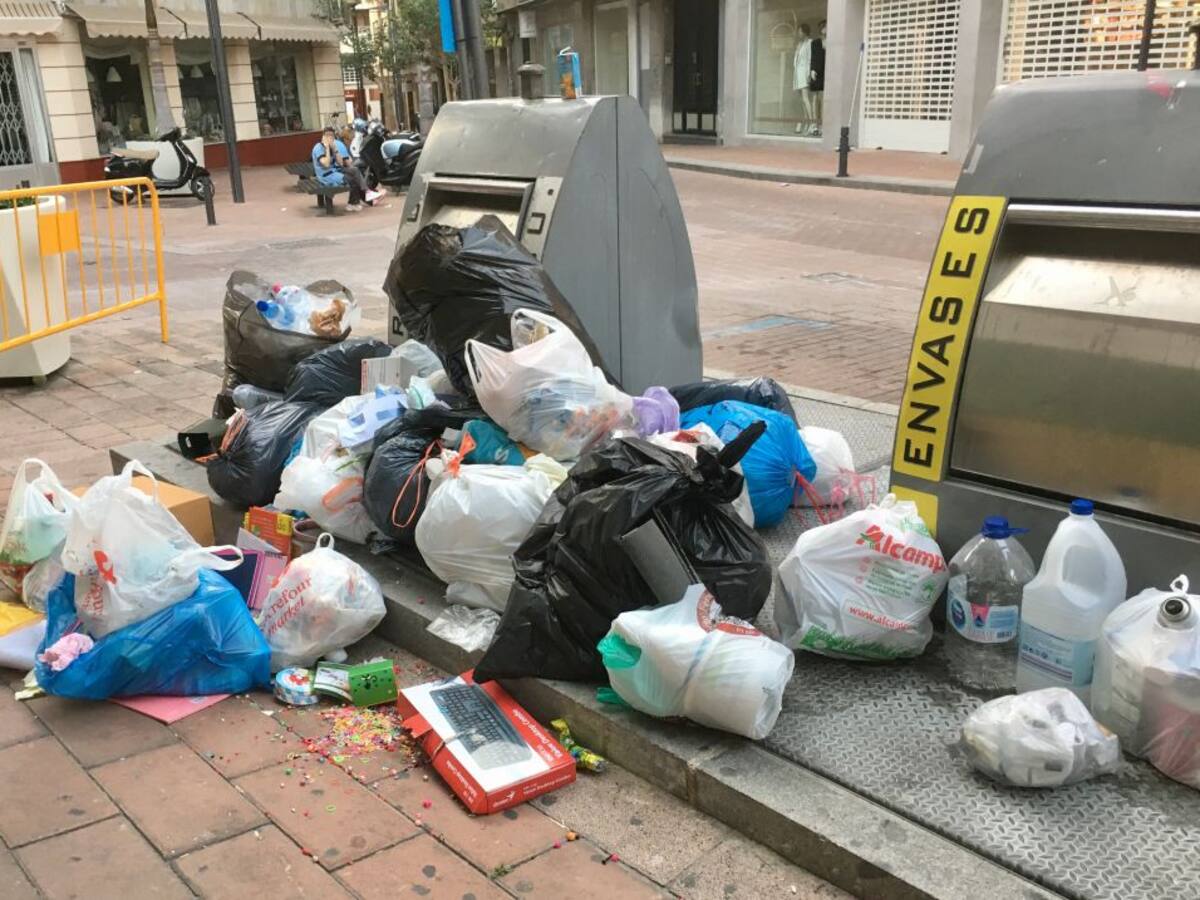 Contenedores desbordados y malos olores en el segundo día de huelga