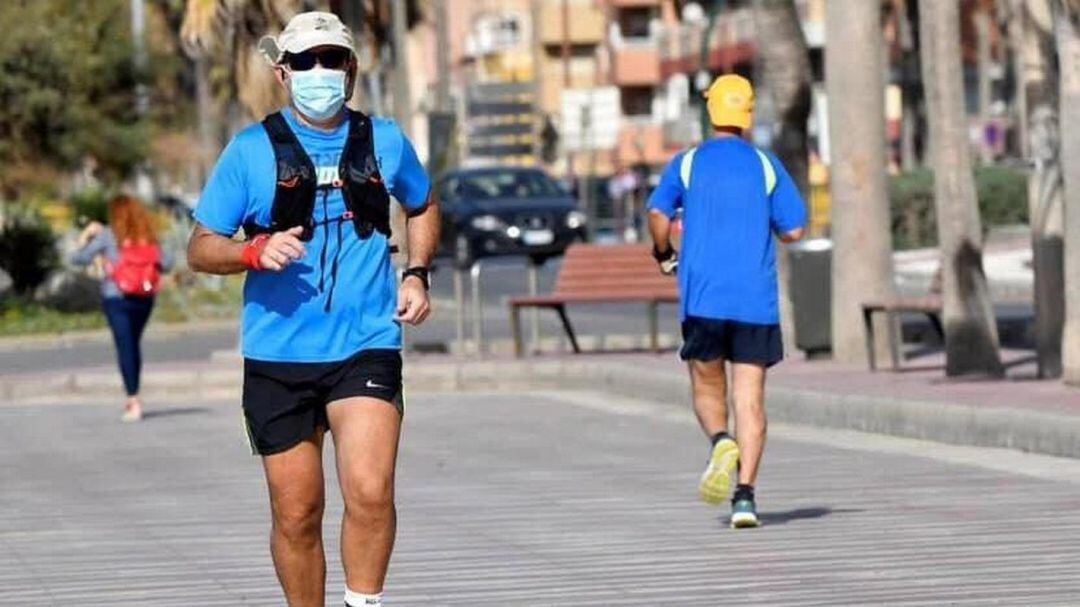 Deportistas utilizan la mascarilla