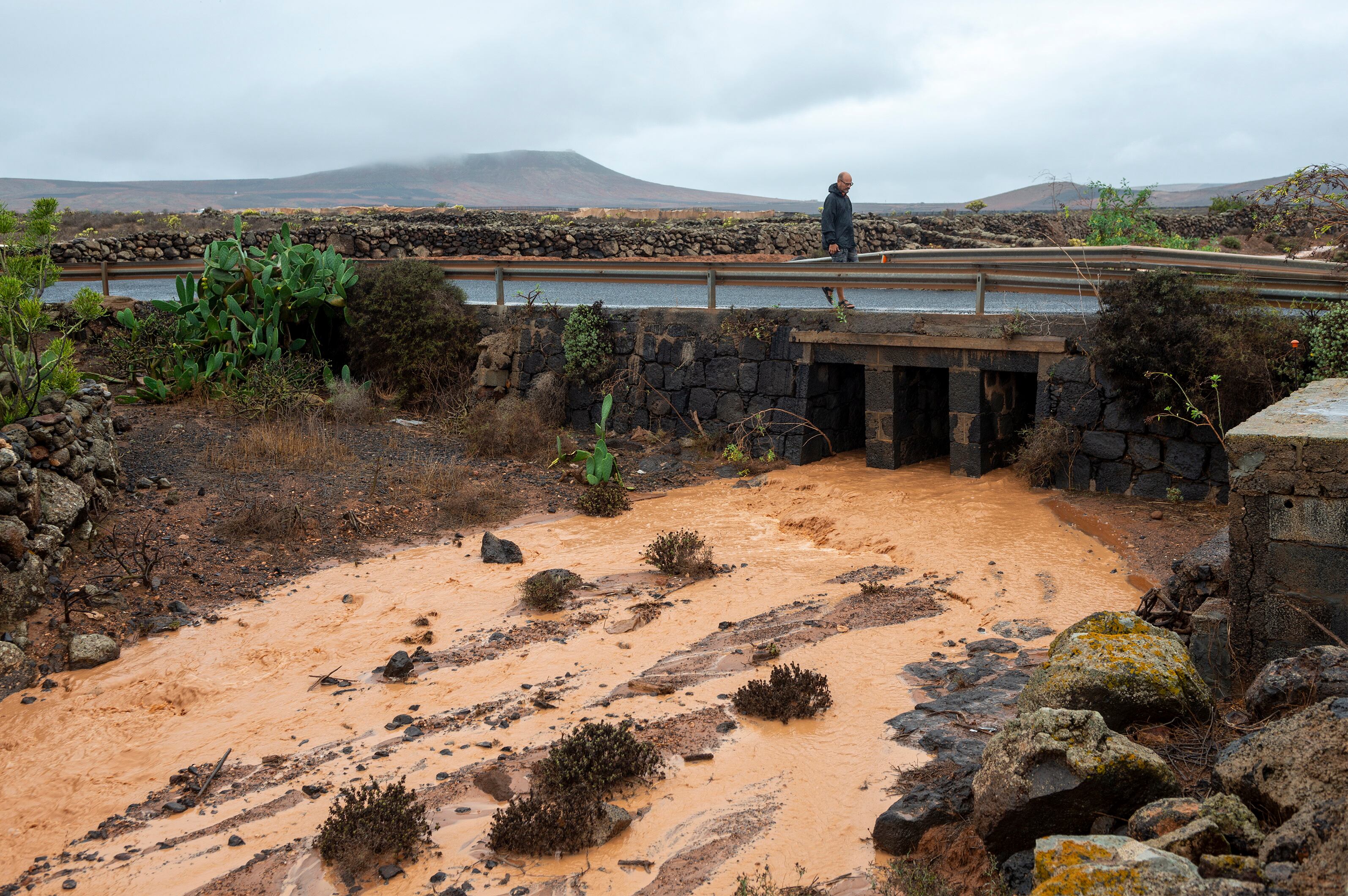 GRAFCAN173. COSTA TEGUISE (LANZAROTE) (ESPAÑA), 25/09/2022.- La tormenta tropical Hermine ha dejado lluvias moderadas en la isla de Lanzarote. En la imagen, barranco que pasa por el pueblo de el Mojón, en el municipio de Teguise. EFE/ Adriel Perdomo. EFE/Ardiel Perdomo
