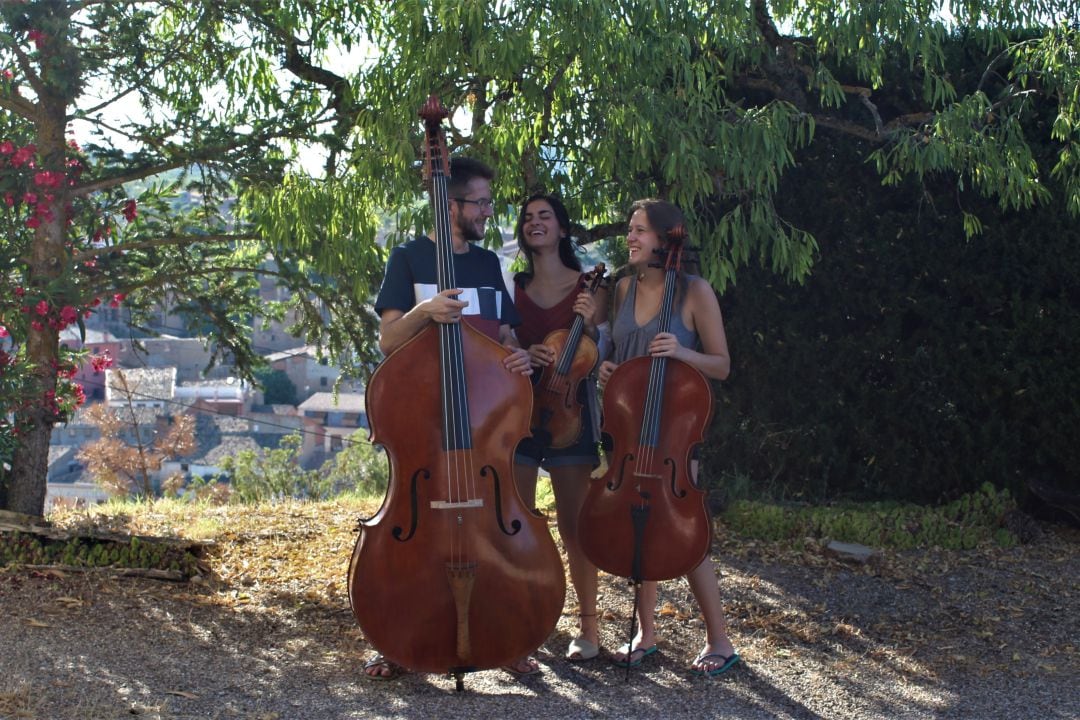 Pedro Tomás, Isabel Gavín y Judit Tomás, tres jóvenes con entusiasmo y con ganas de acercar la música clásica al mundo rural