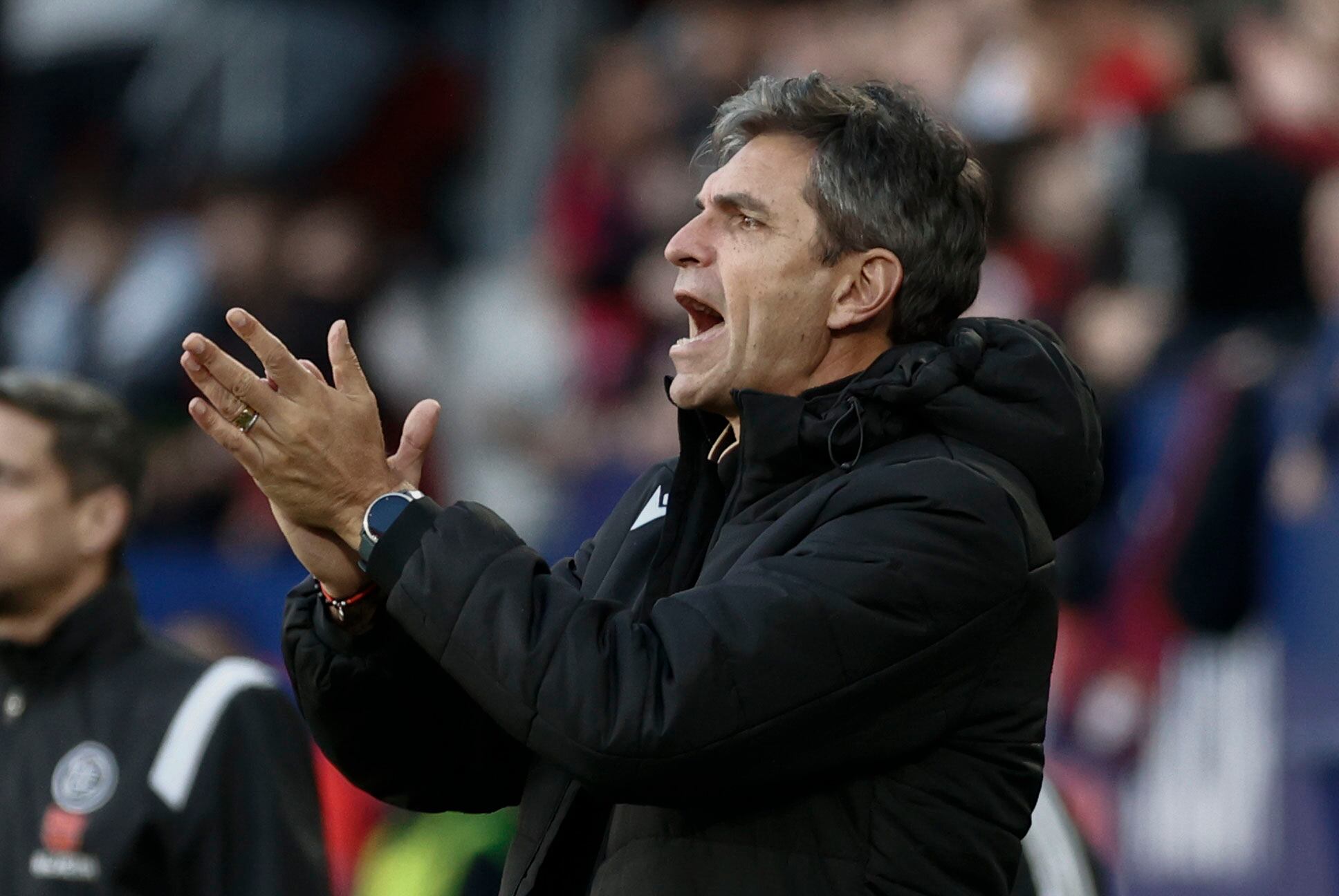 PAMPLONA, 17/02/2024.- El entrenador del Cádiz, Mauricio Pellegrino, durante el partido correspondiente a la jornada 25 de LaLiga disputado entre el Club Atlético Osasuna y el Cádiz CF este sábado en el estadio El Sadar de Pamplona. EFE/ Jesús Diges
