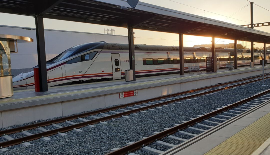 Tren Avant utilizado en pruebas en Granada del modelo 114. Previsiblemente el servicio regional de alta velocidad se realizará, sin embargo, con los modelos 104