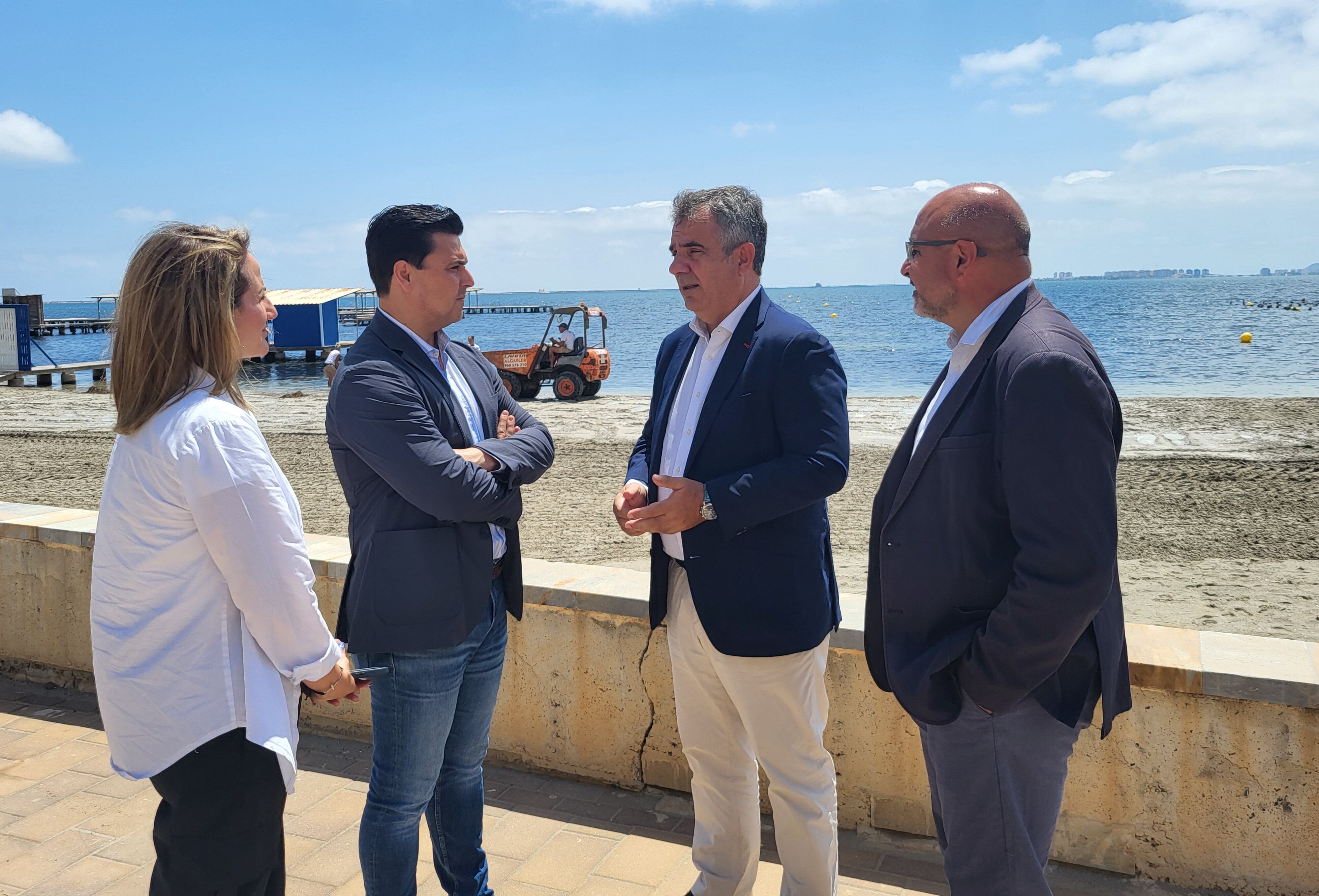 El consejero de Medio Ambiente, Universidades, Investigación y Mar Menor, Juan María Vázquez, departe con el alcalde de San Javier, José Miguel Luengo, tras la visita a las brigadas de recogida de biomasa en el Mar Menor.