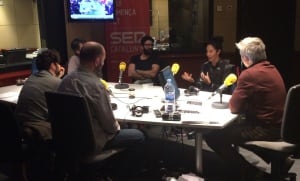 Nina, en los estudios de Radio Barcelona junto a Especialistas Secundarios, Kike García, Toni Martínez y Carles Francino.