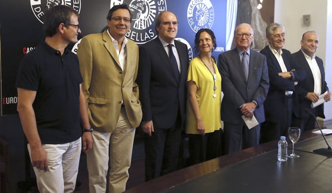 El abogado y escritor Nicolás Sartorius (3d), los catedráticos Fernando Vallespín (2i) y Ángel Gabilondo (3i), el presidente del Círculo de Bellas Artes, Juan Miguel Hernández (2d), durante la presentación hoy en el Círculo de Bellas Artes de la declaraci