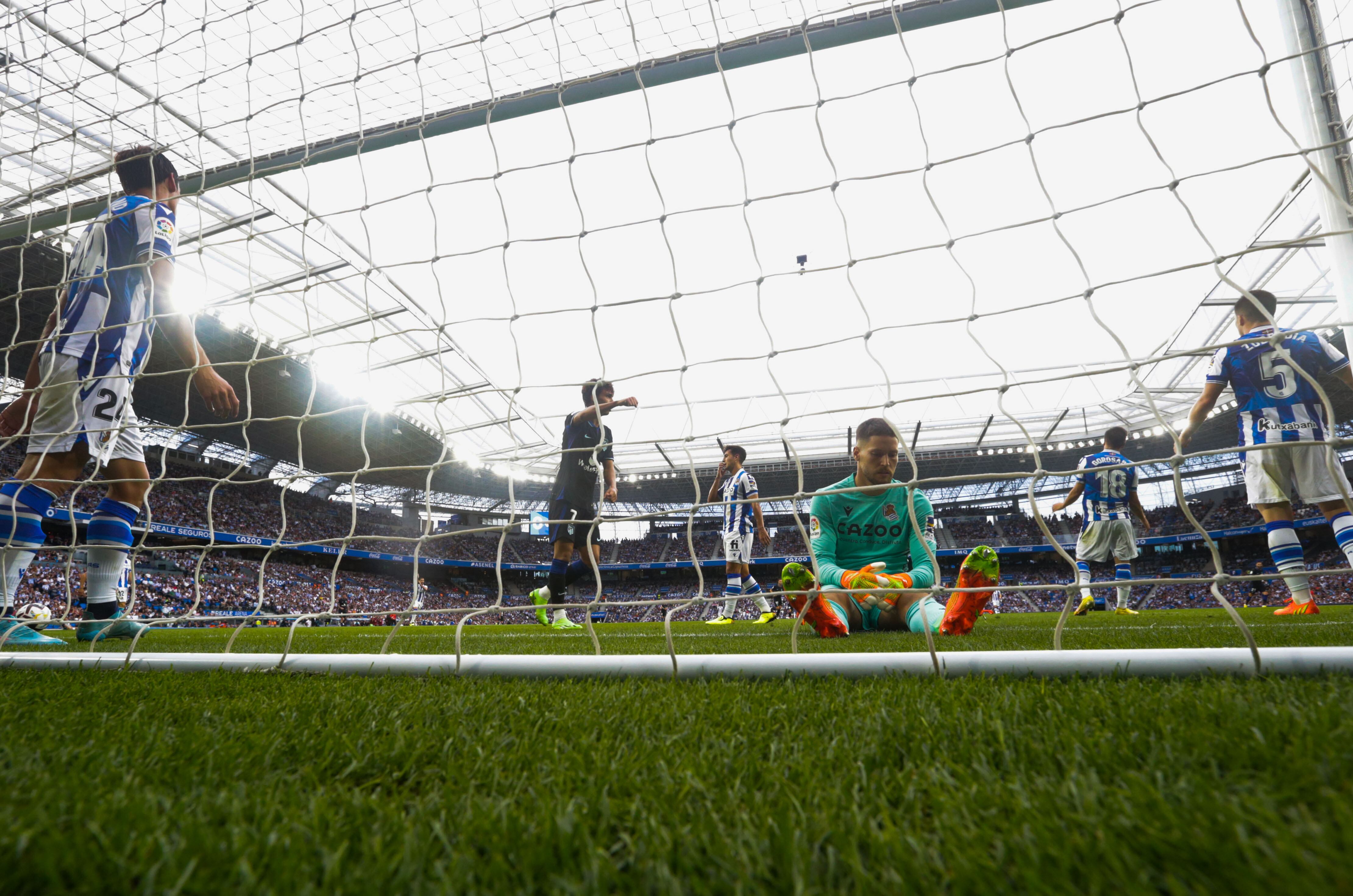 SAN SEBASTIÁN, 03/09/2022.- El portero de la Real Sociedad Remiro (c) tras el gol del delantero del Atlético de Madrid Álvaro Morata durante el partido de Liga que disputan Real Sociedad y Atlético de Madrid, este sábado en el estadio Reale Arena de San Sebastián. EFE/ Javier Etxezarreta