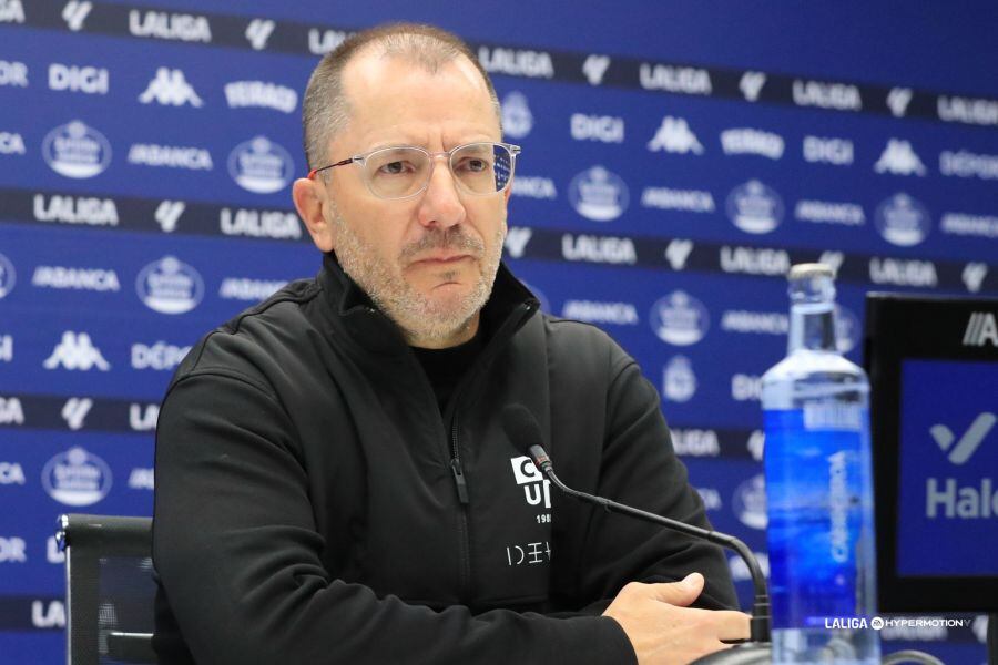 José Juan Romero, entrenador del Ceuta, en la rueda de prensa de Riazor.