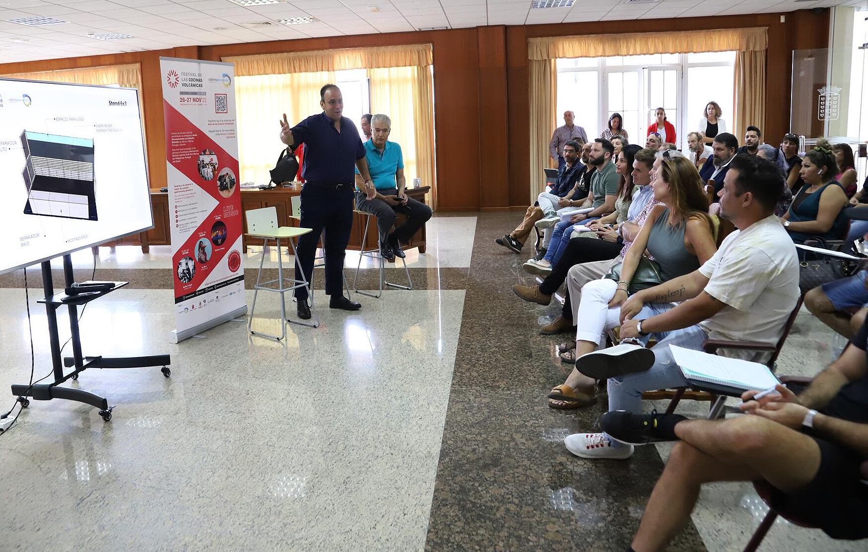 El consejero del sector primario, Andrés Stinga, y el alcalde de Tías, José Juan Cruz, explican los detalles del festival.