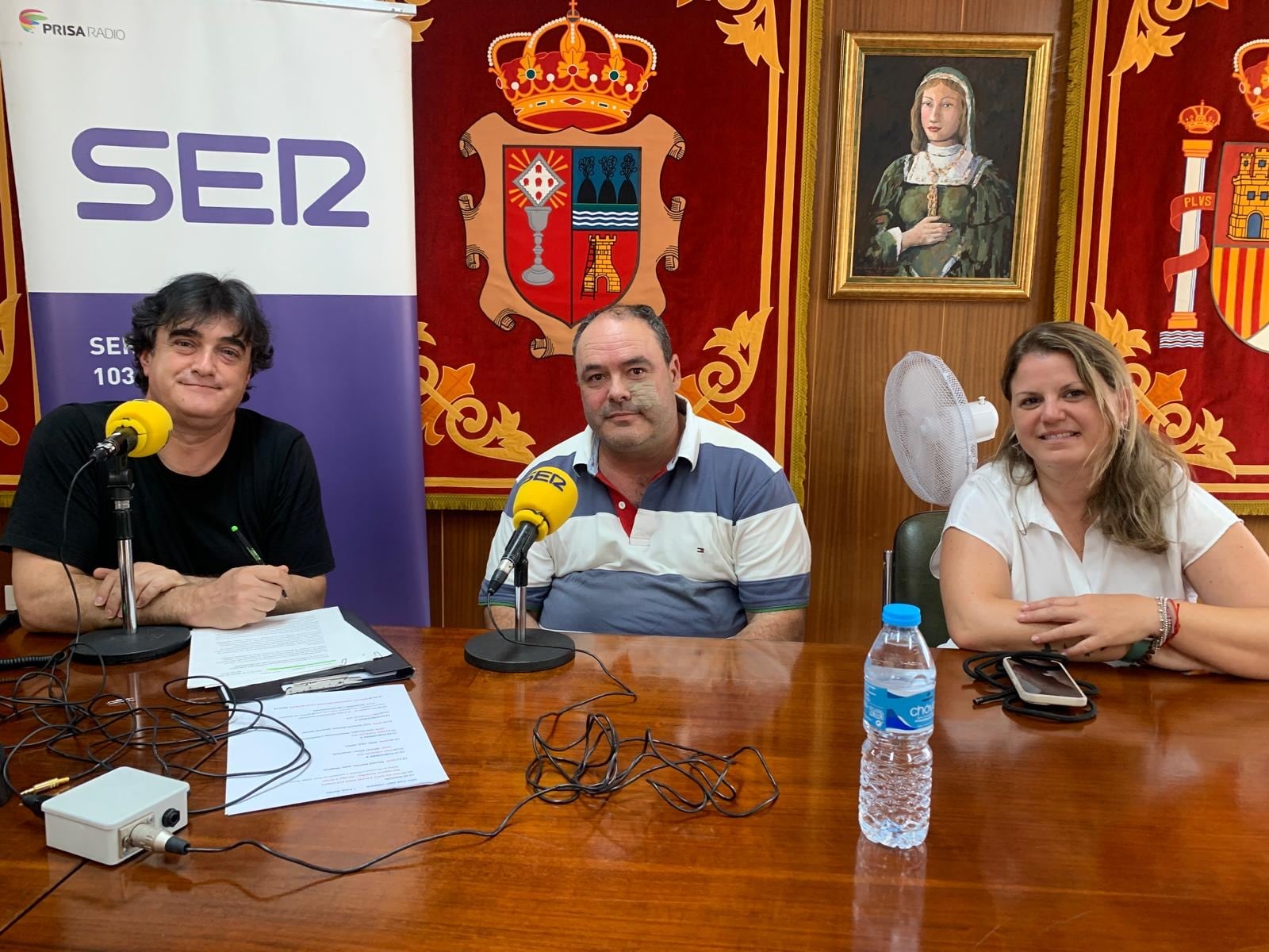 Paco Auñón (Izq.), director y presentador de Hoy por Hoy Cuenca, entrevista a Moisés Martínez, director de la fábrica de Carboneras de la empresa Casocipa-Sikamar, y a Almudena Escot, directora del IESO Juan de Valdés de Carboneras de Guadazaón (Cuenca).