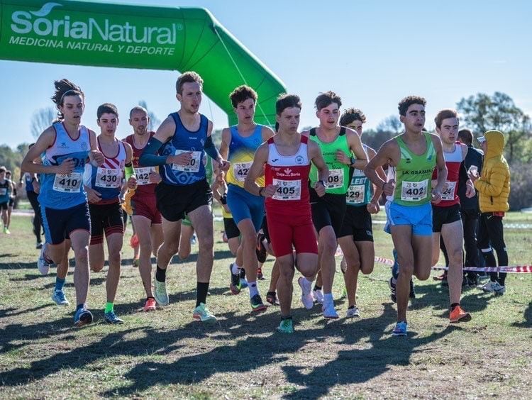 El atleta del Atletismo Aranda, Soufiane Tribak -a la dch. de verde y celeste- al frente del grupo de favoritos en categoría sub-18 de Cross de Soria