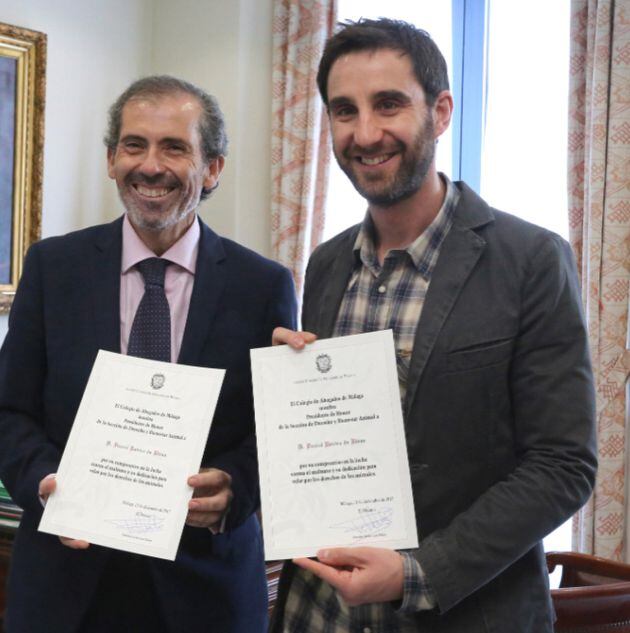 El decano del Colegio de Abogados de Málaga, Francisco Javier Lara, junto al actor y humorista el día de la entrega del título honoríifico