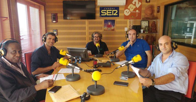 Mesa de hosteleros de la ciudad en los estudios de Radio Cádiz