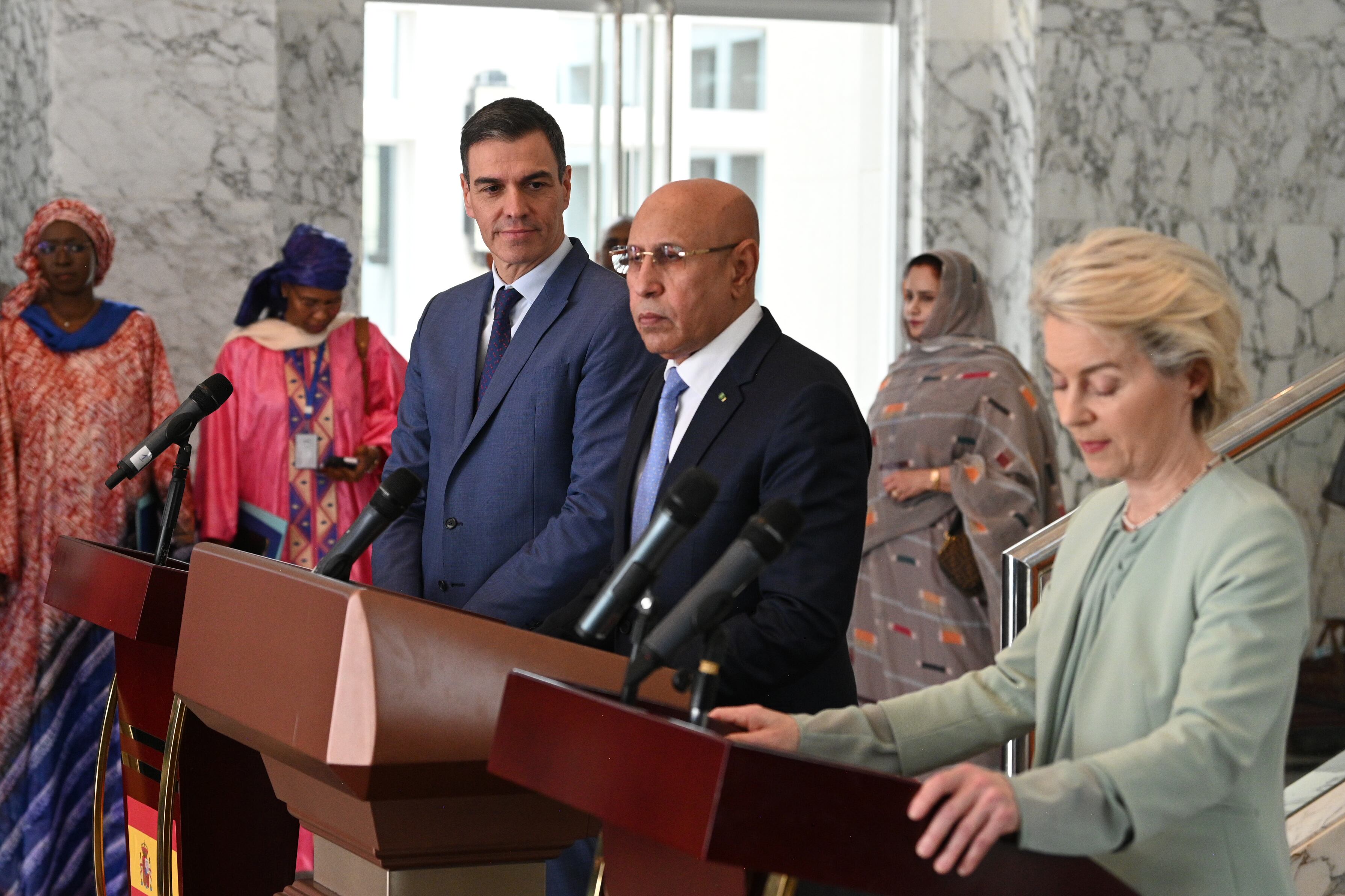 El presidente del Gobierno de España, Pedro Sánchez (i), la presidenta de la Comisión Europea, Ursula von der Leyen (d), y el presidente de Mauritania, Mohamed Ould Ghazouani (c).