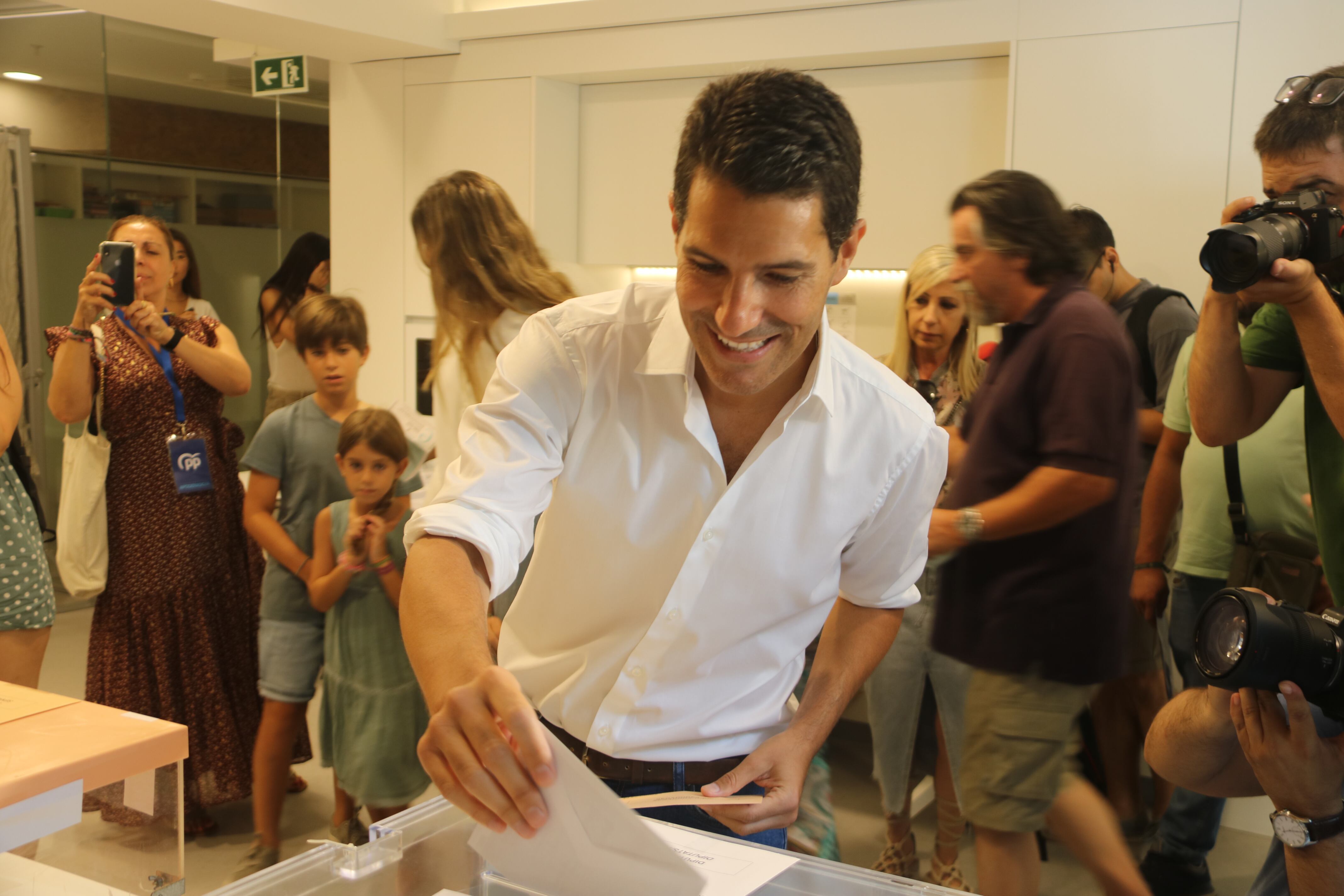 El candidat del PP, Nacho Martín Blanco, vota el 23J.