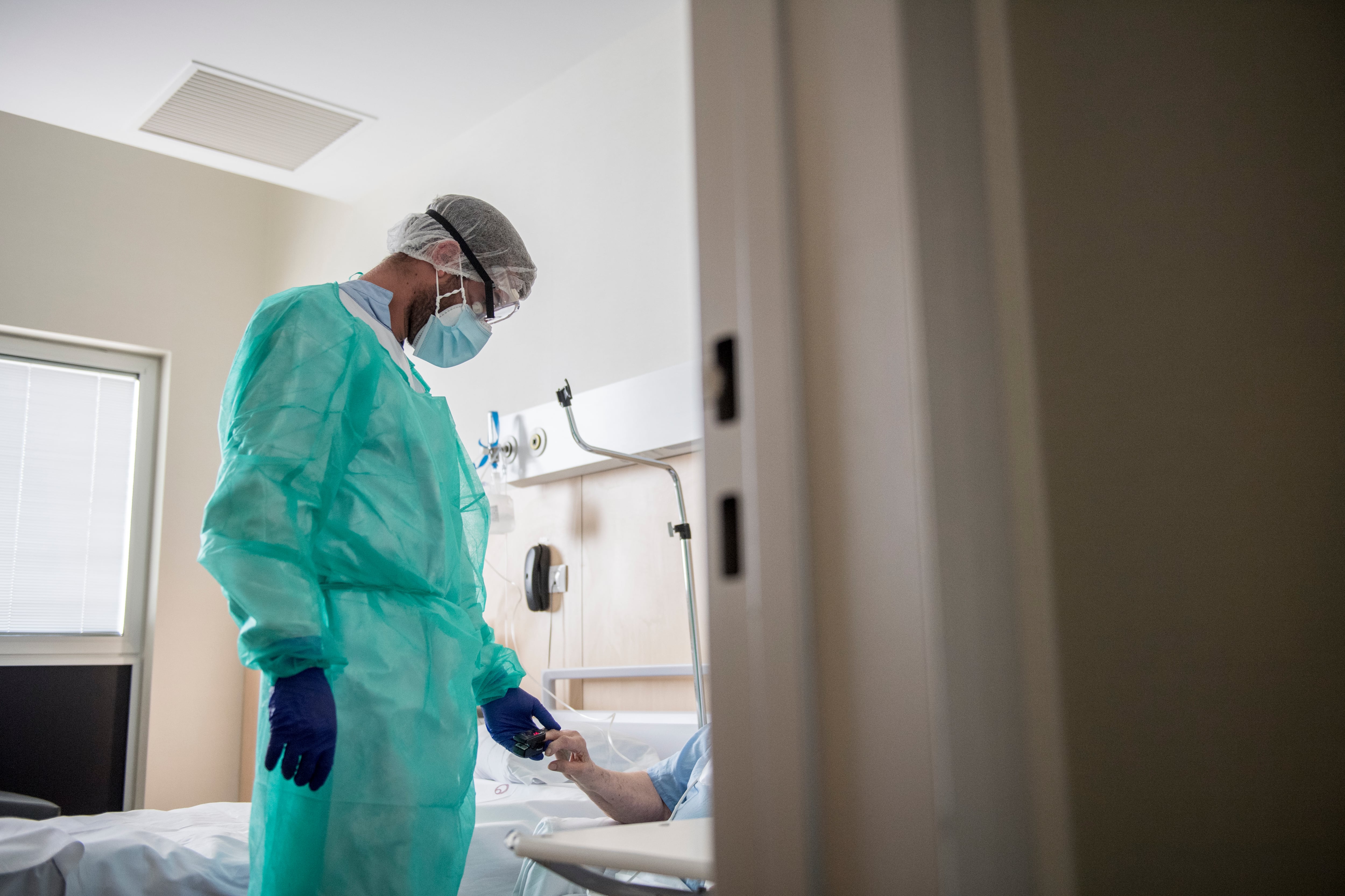 Un médico con una paciente COVID.