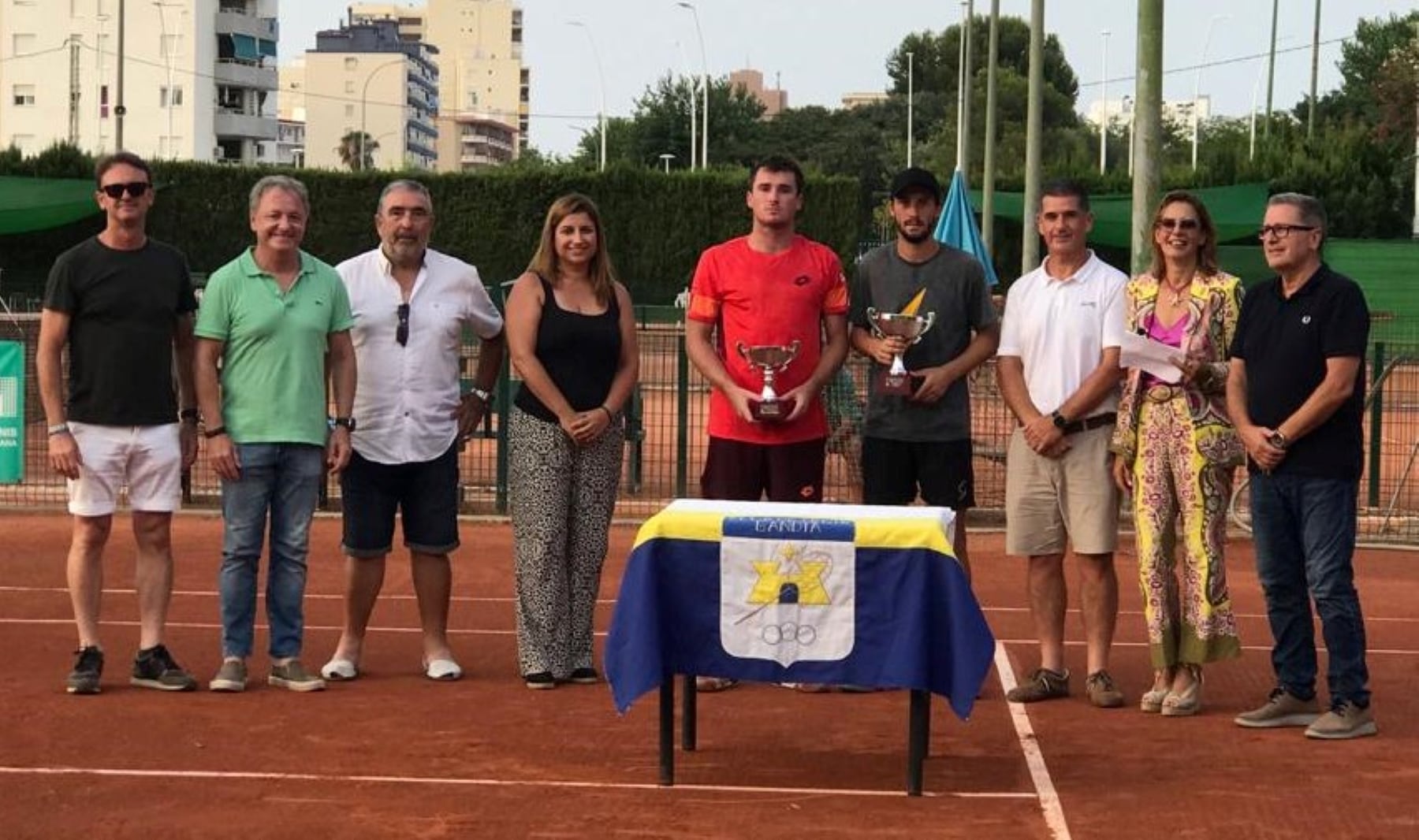 Sergi Pérez con su trofeo en Gandía.