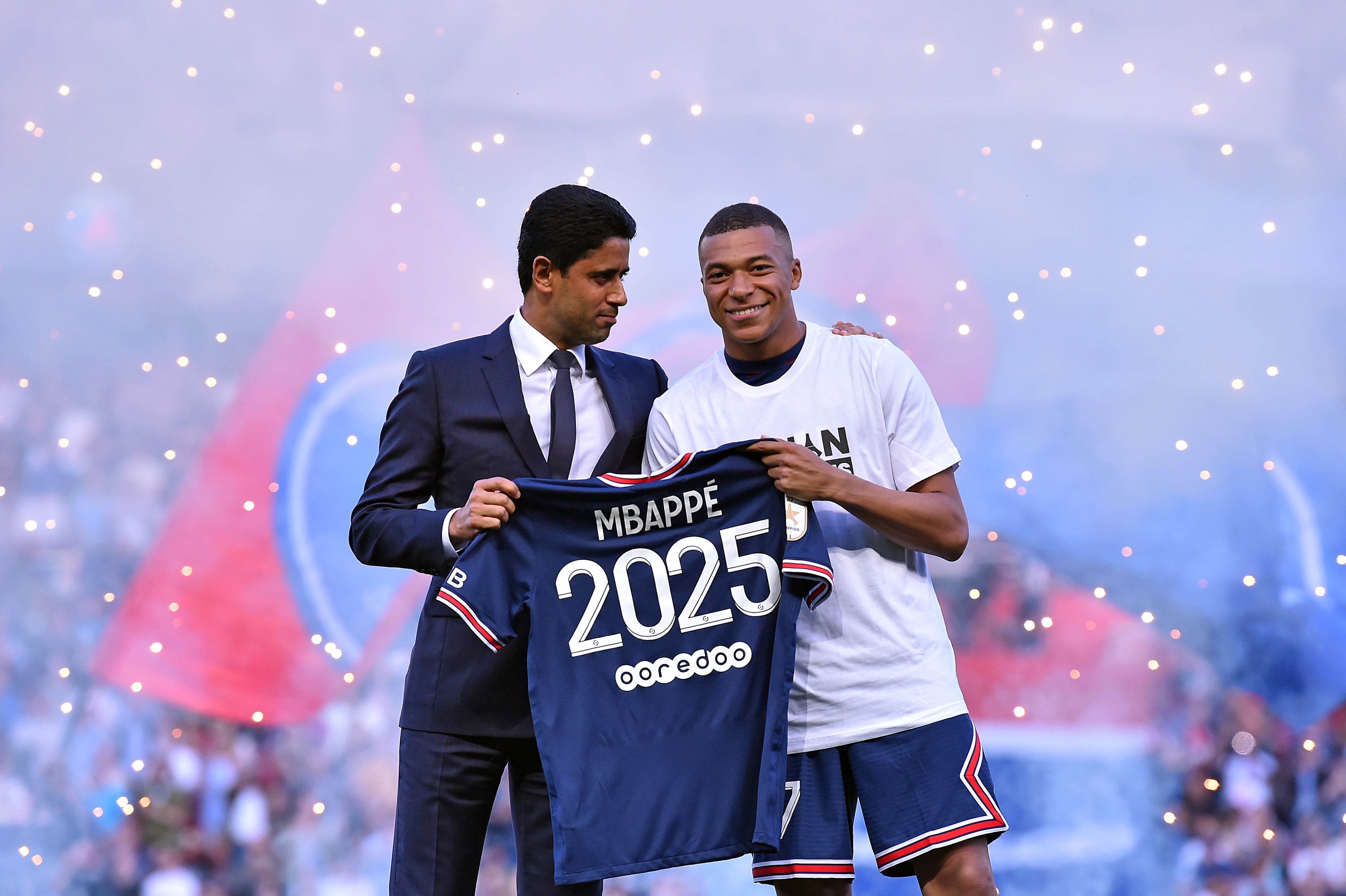 Kylian Mbappé y Nasser Al-Khelaifi posan en el Parque de los Príncipes tras la renovación del jugador francés. (Aurelien Meunier - PSG/PSG via Getty Images)