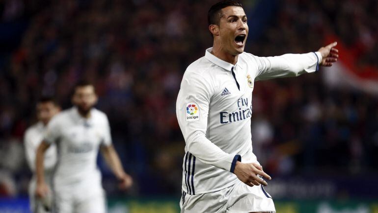 Cristiano Ronaldo celebra uno de sus goles ante el Atlético en el derbi del Calderón.