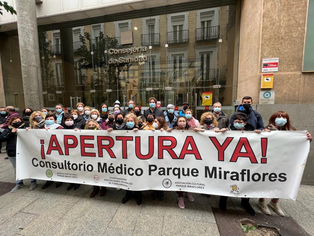 Los vecinos de Parque Miraflores frente a la consejería de Sanidad