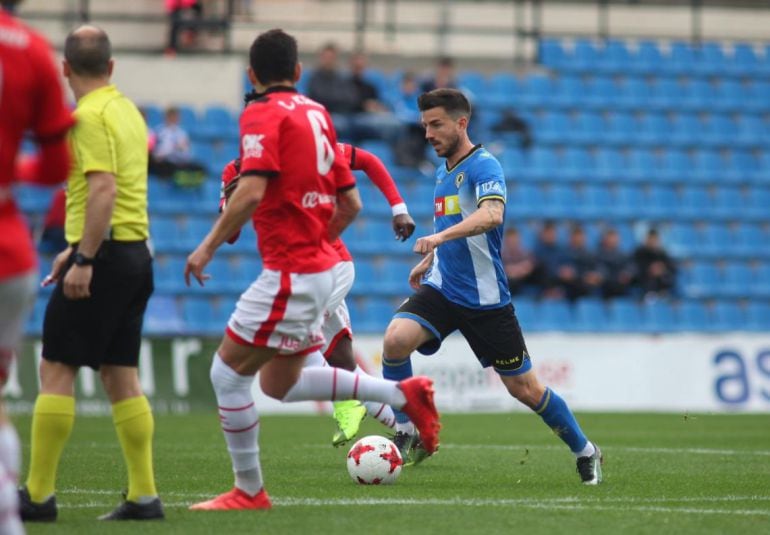 Miñano conduce el balón, en un partido oficial