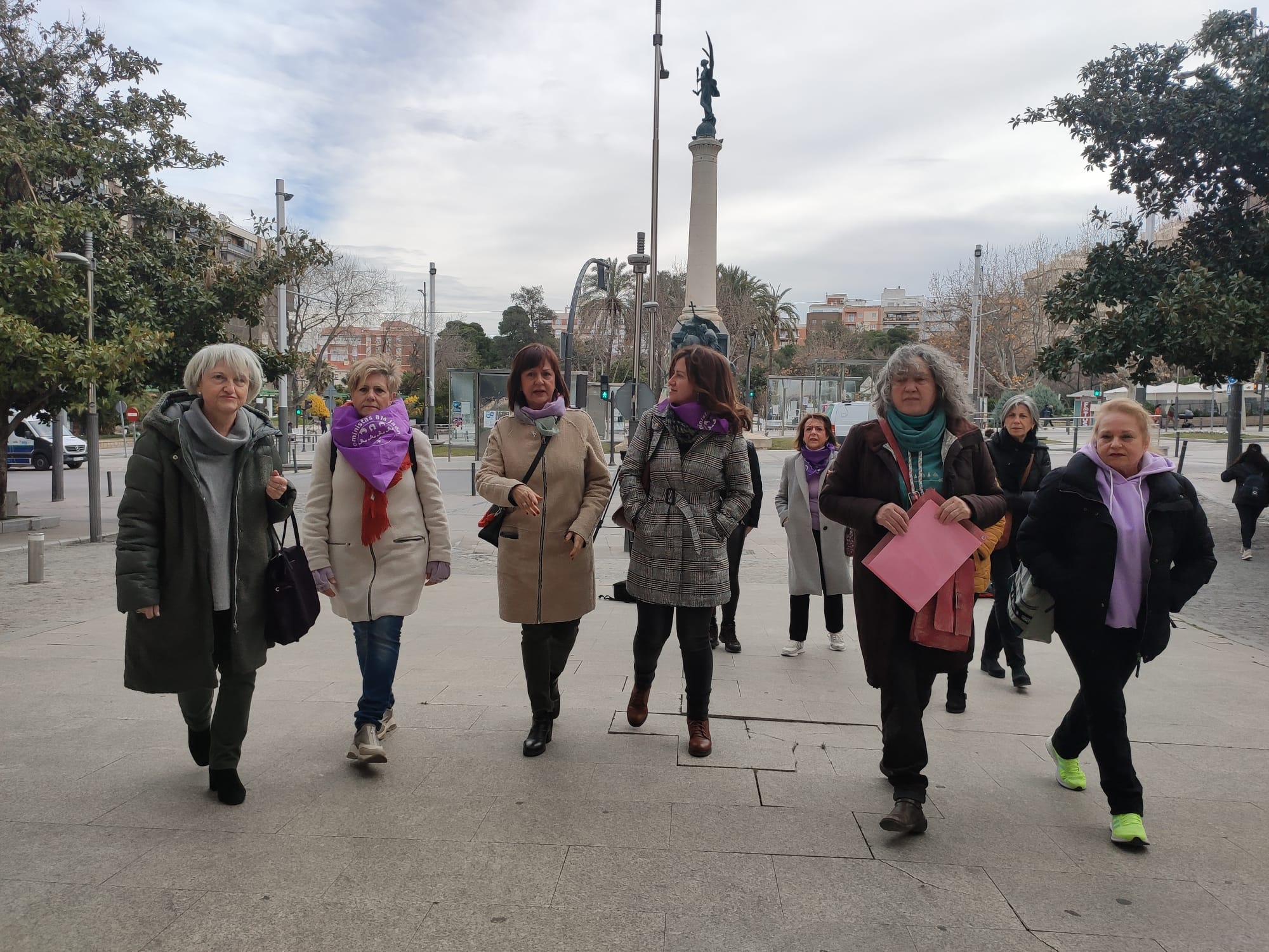 Integrantes de la Comisión por la Igualdad y Contra la Violencia de Género junto al Colectivo Feministas 8M Jaén se disponen a entrar en la Subdelegación