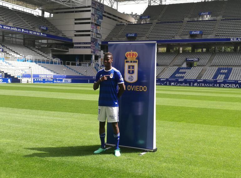 Ibrahima Baldé posa con la camiseta del Real Oviedo en el Carlos Tartiere.