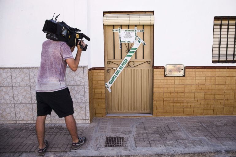 GRA071. MOLLINA (MÁLAGA), 15/07/2015.- Un cámara de televisión toma imágenes de la vivienda en la localidad malagueña de Mollina donde han sido hallados los cuerpos de una mujer de 60 años, con signos de muerte violenta, y de un hombre de 58, que podría haberse suicidado. EFE/Jorge Zapata