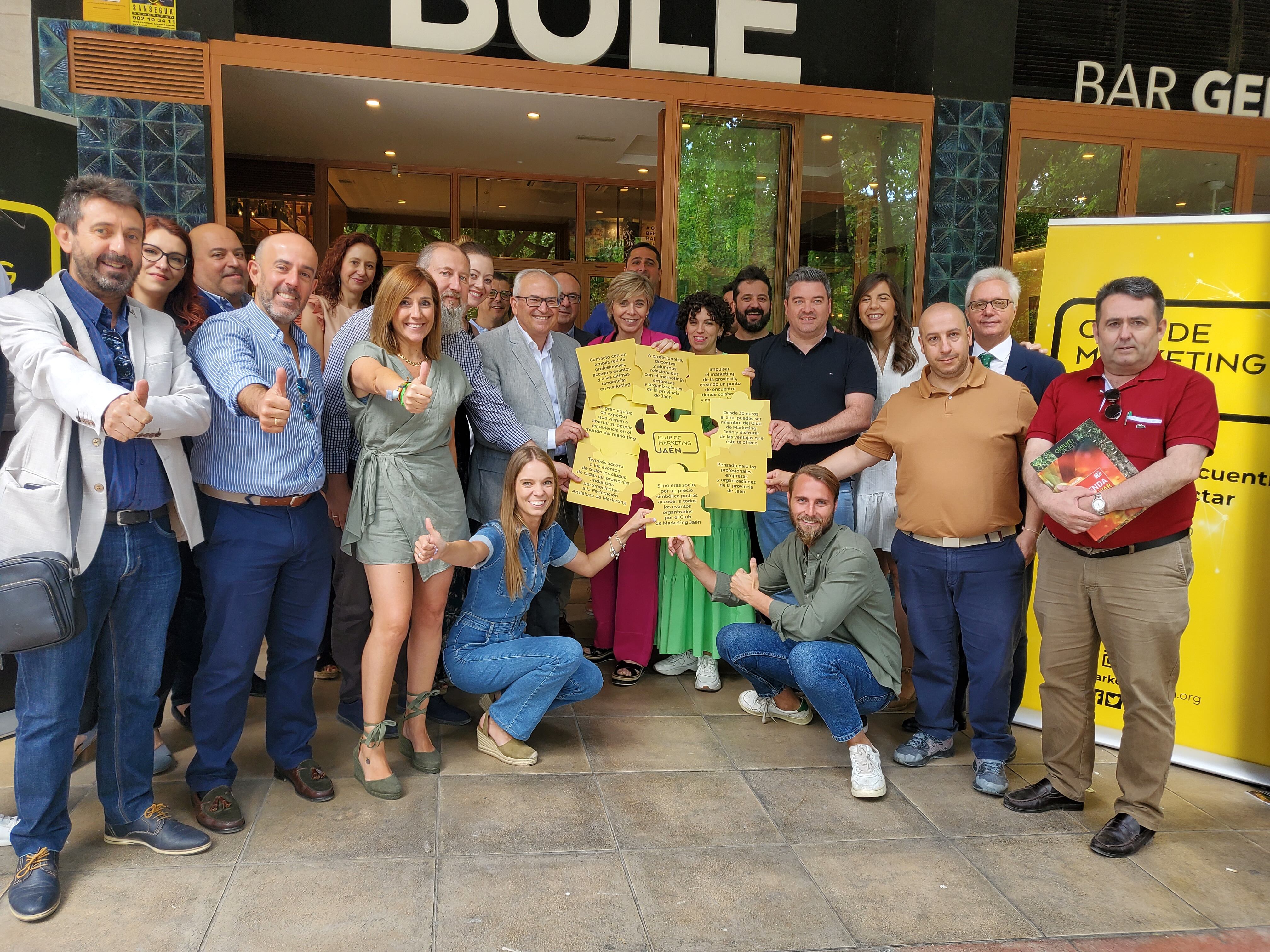 Socios del Club de Marketing de Jaén junto a patrocinadores y medios de comunicación.