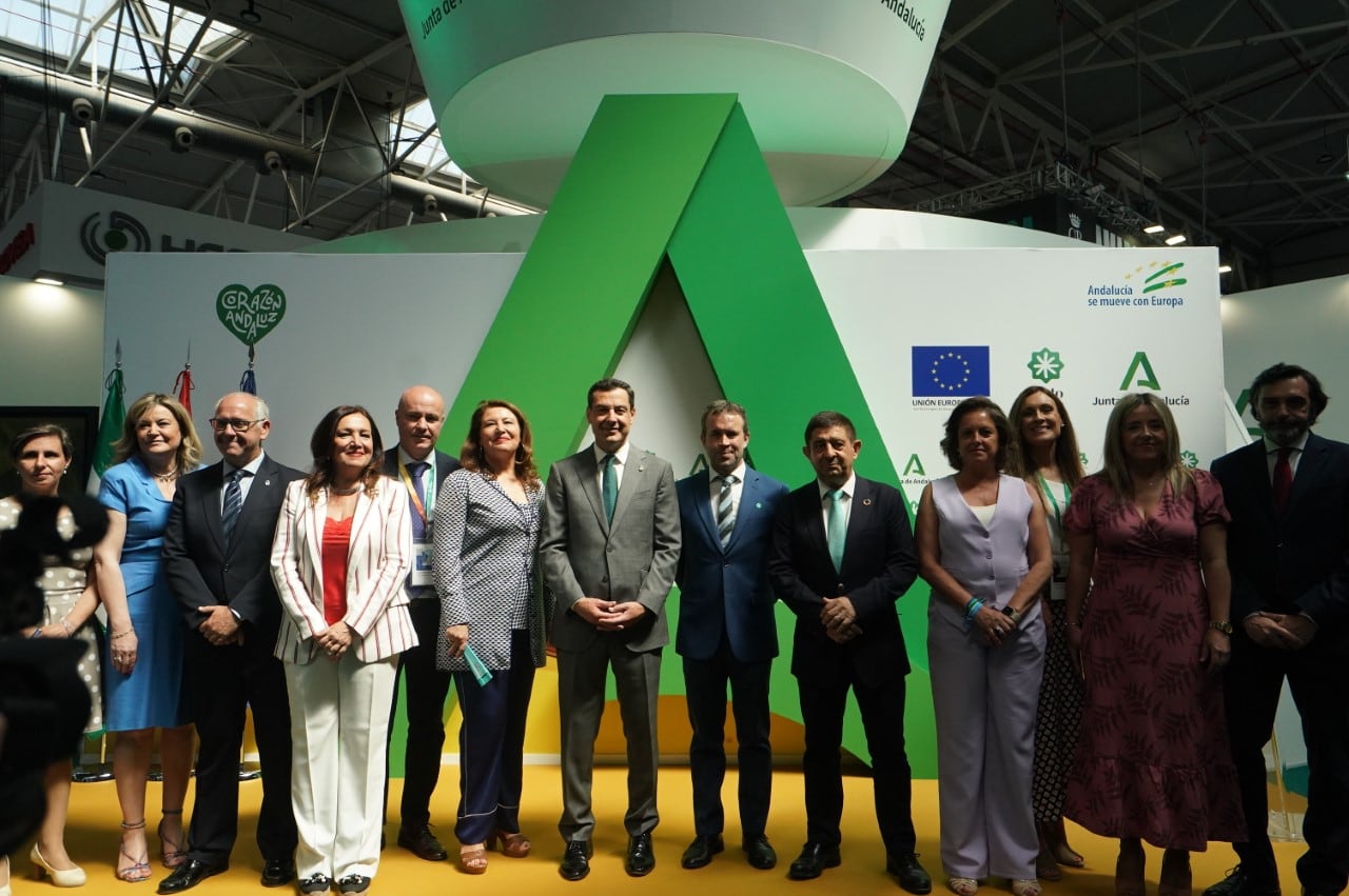 Juanma Moreno, presidente de la Junta de Andalucía, en su visita a Expoliva