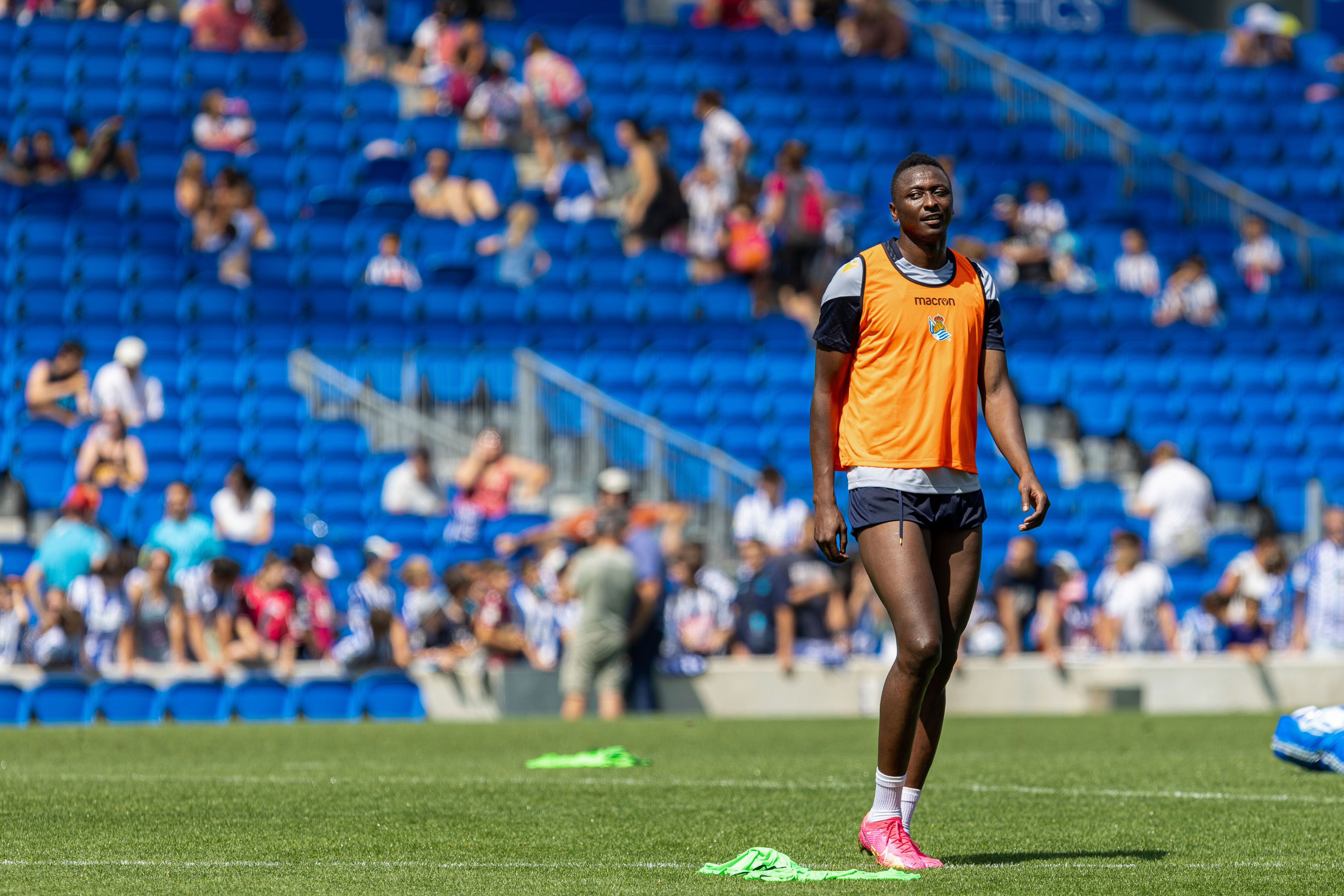 SAN SEBASTIÁN, 10/07/2023.- El delantero nigeriano de la Real Sociedad, Sadiq Umar durante el entrenamiento de pretemporada del Real Sociedad, este lunes en el estadio de Anoeta en San Sebastián. EFE/Javi Colmenero
