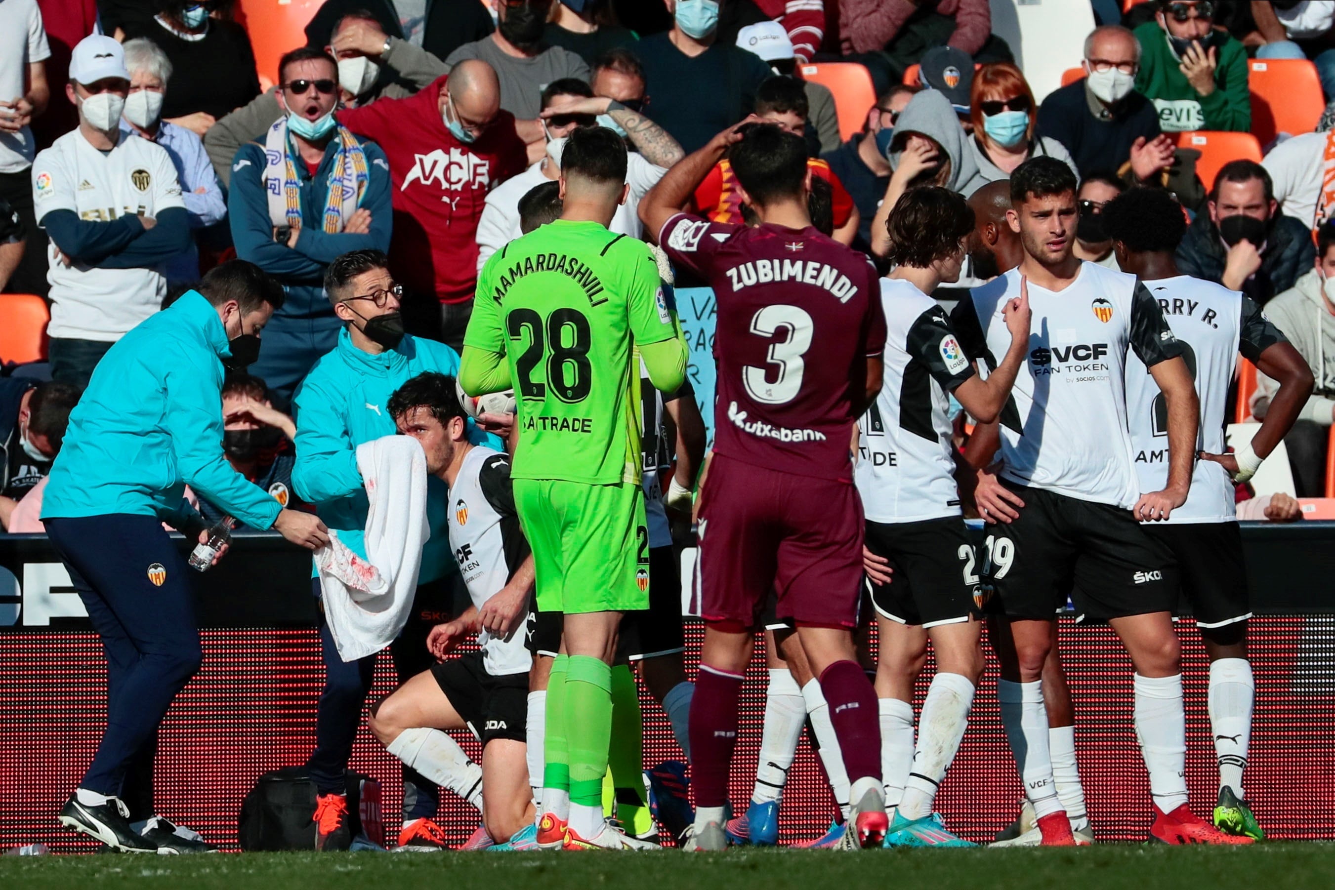 GRAF2889. VALENCIA, 06/02/2022.- El defensa del Valencia CF Hugo Gillamón (i), durante el partido Liga en Primera División disputado este domingo en el estadio de Mestalla.