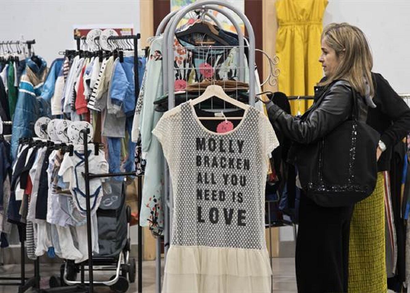 Una dona mira peces de roba al Vide Dressing de la Massana celebrat aquest cap de setmana.