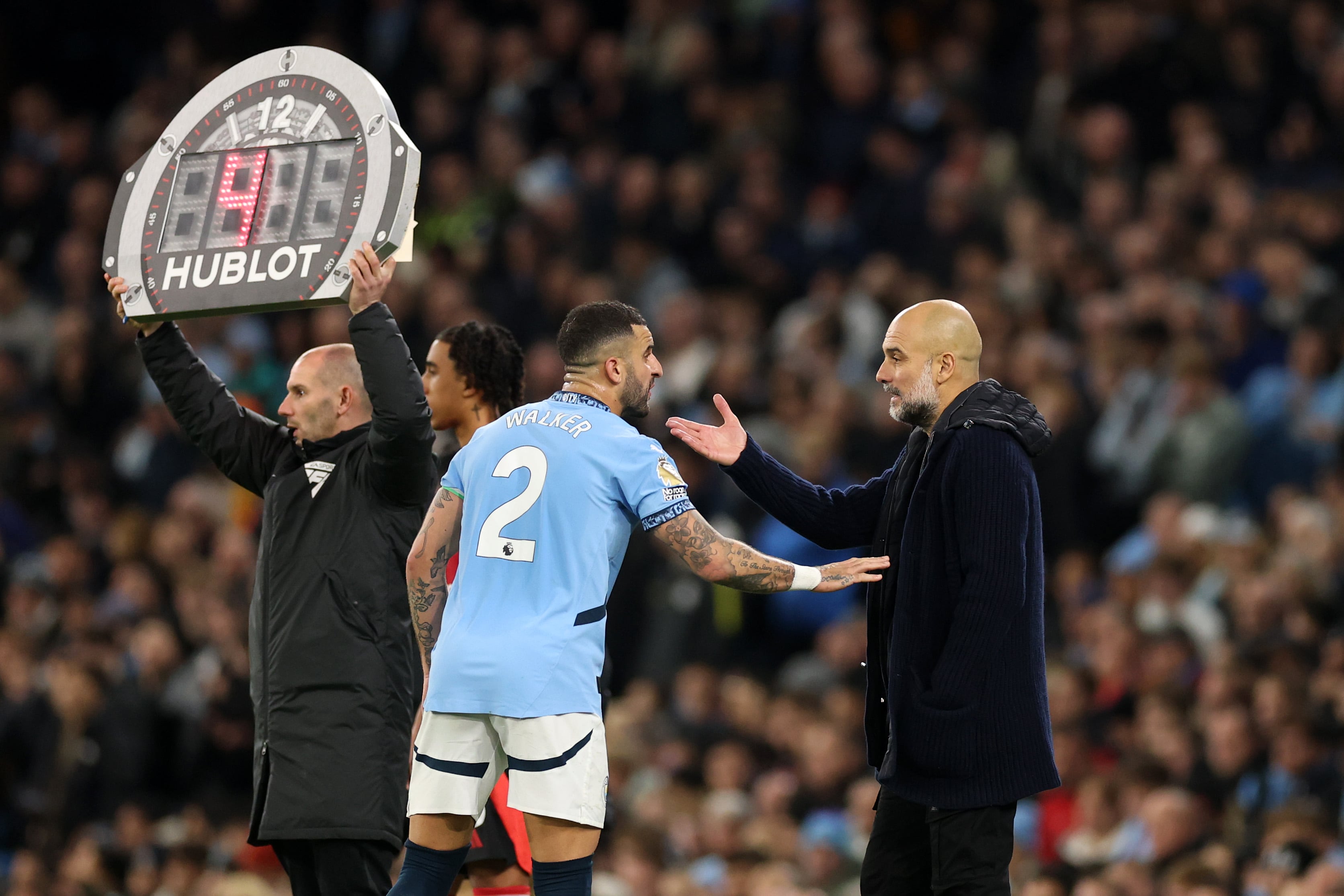 Pep Guardiola y Kyle Walker, durante el Manchester City - Manchester United de Premier League