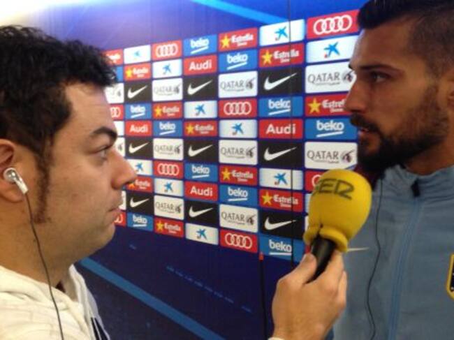 El portero del Atlético atiende a los micrófonos de la SER.