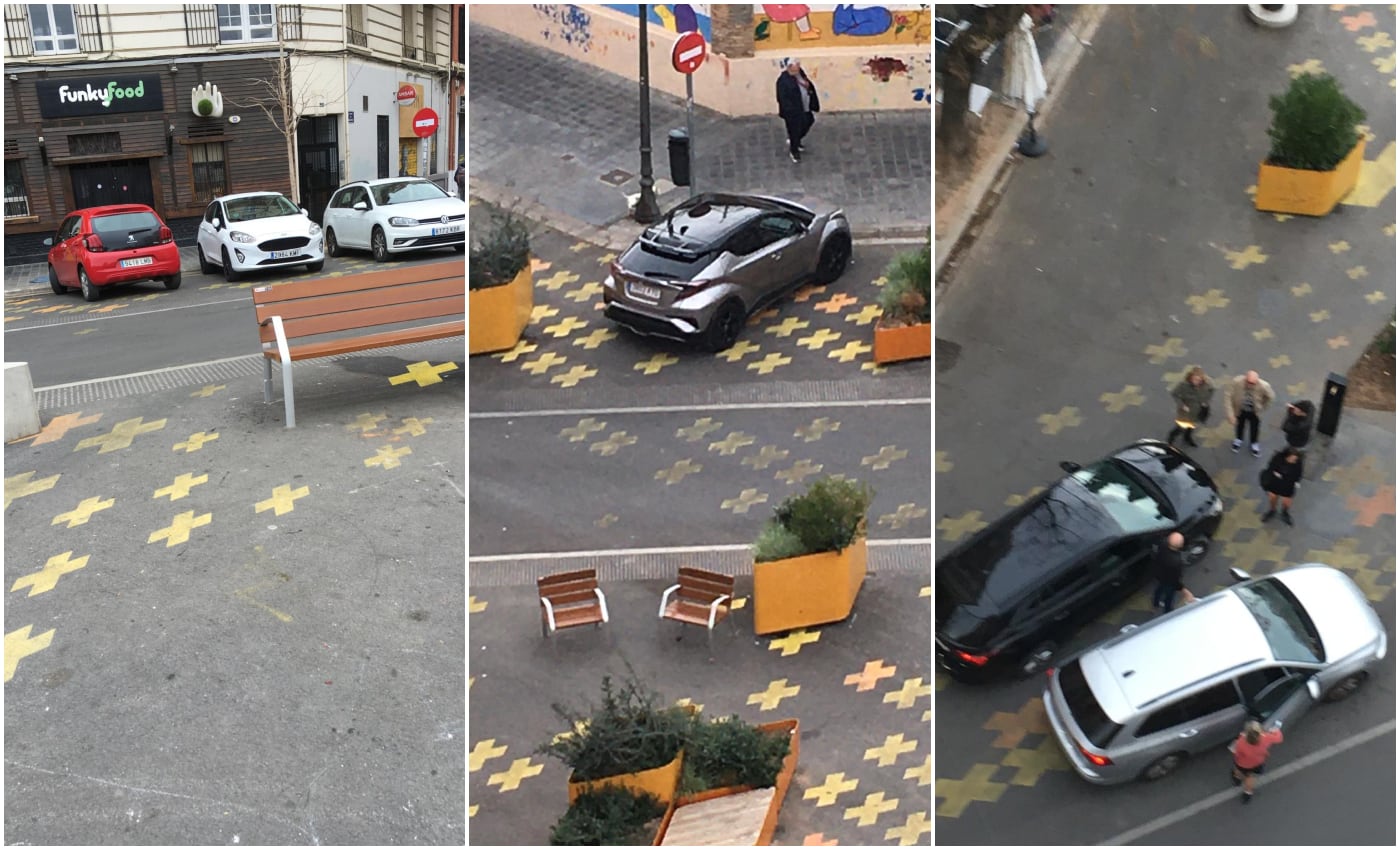 Coches mal aparcados en la zona peatonal de la supermanzana de la Petxina