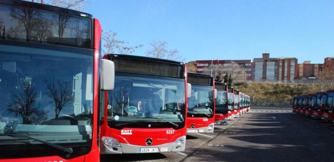 Unidades de la EMT estacionados en uno de los depósitos de València