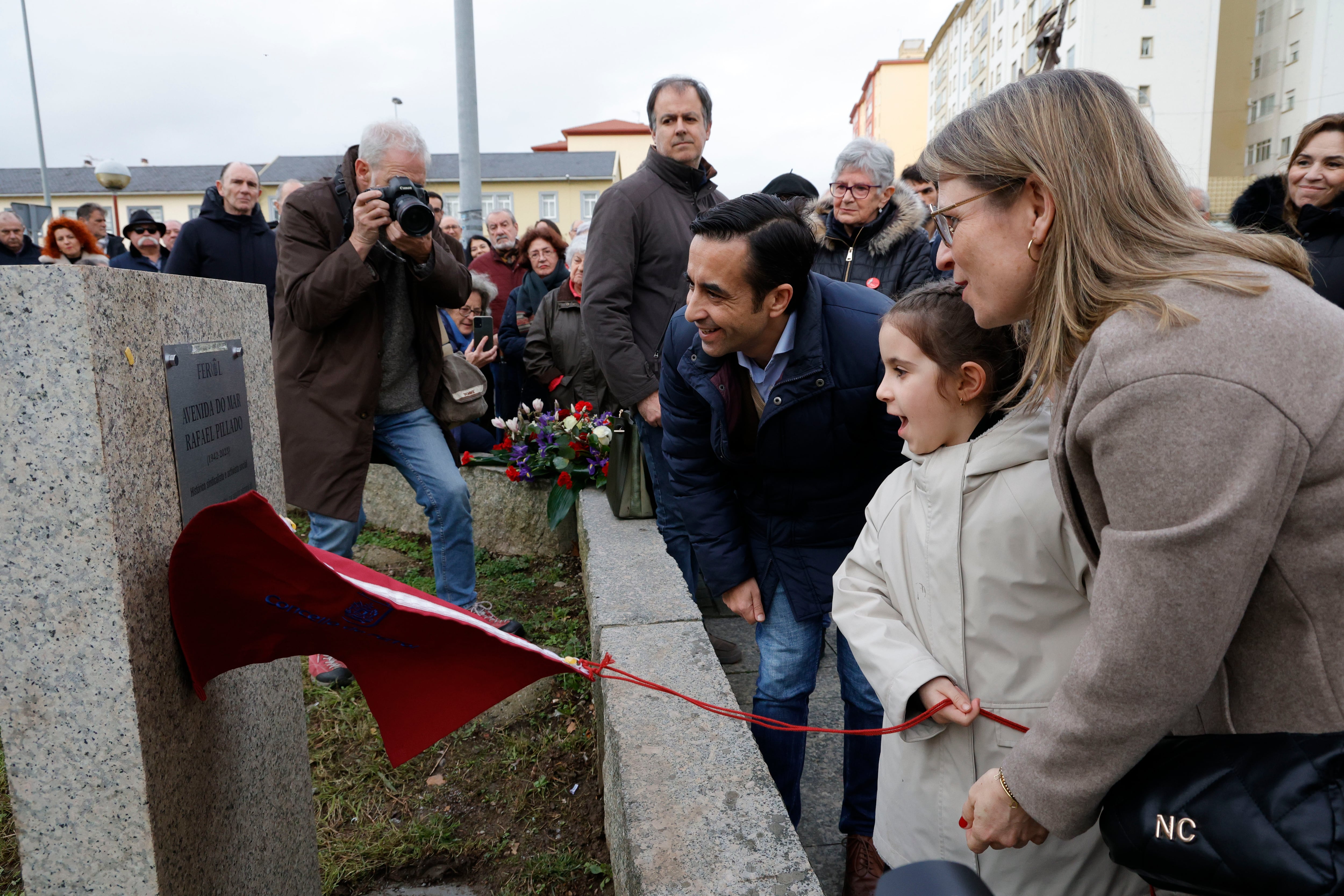 La hija y la nieta de Rafael Pillado, acompañadas por el alcalde de Ferrol, José Manuel Rey Varela, destapan la placa en memoria de Rafael Pillado, que pasa a dar nombre a la avenida do Mar, en Caranza (foto: Kiko Delgado / EFE)